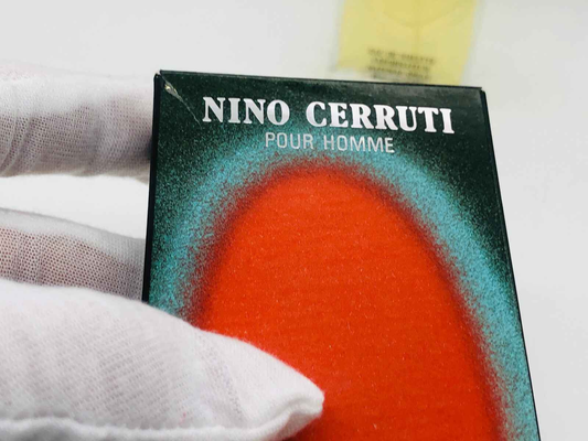 Scatola del profumo Nino Cerruti Pour Homme con design elegante e colori vivaci