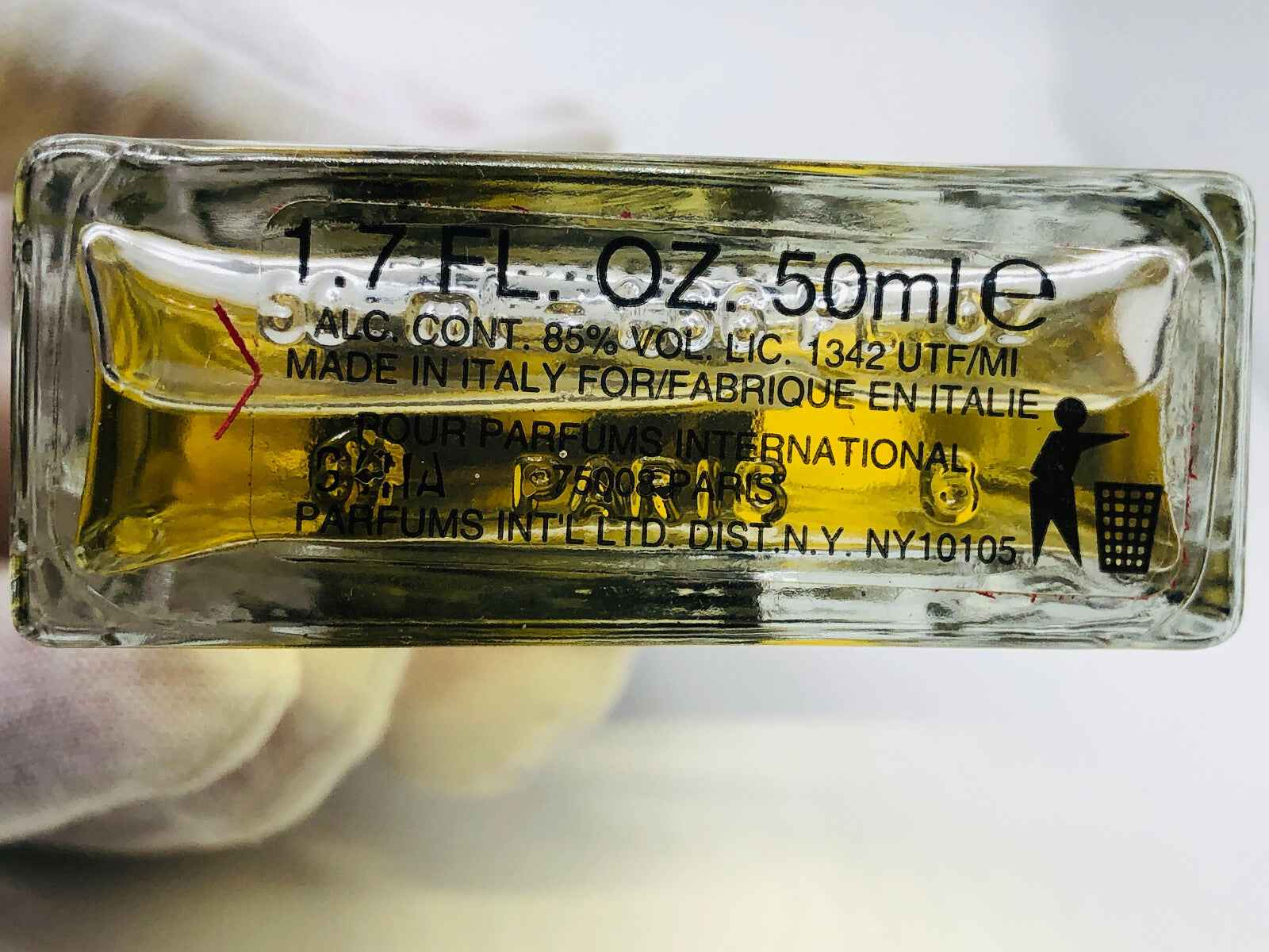Flacone di profumo Nino Cerruti Pour Homme da 50ml con liquido dorato e etichetta dettagliata