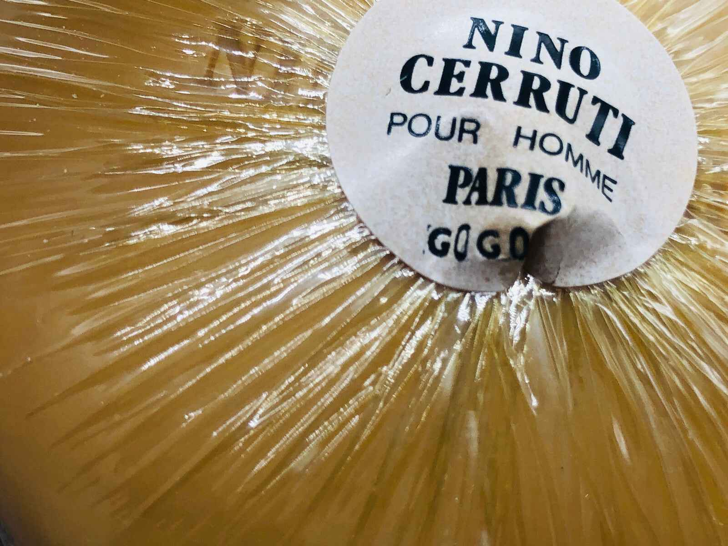 Etichetta di profumo Nino Cerruti Uomo Vintage con scritte in nero su sfondo dorato
