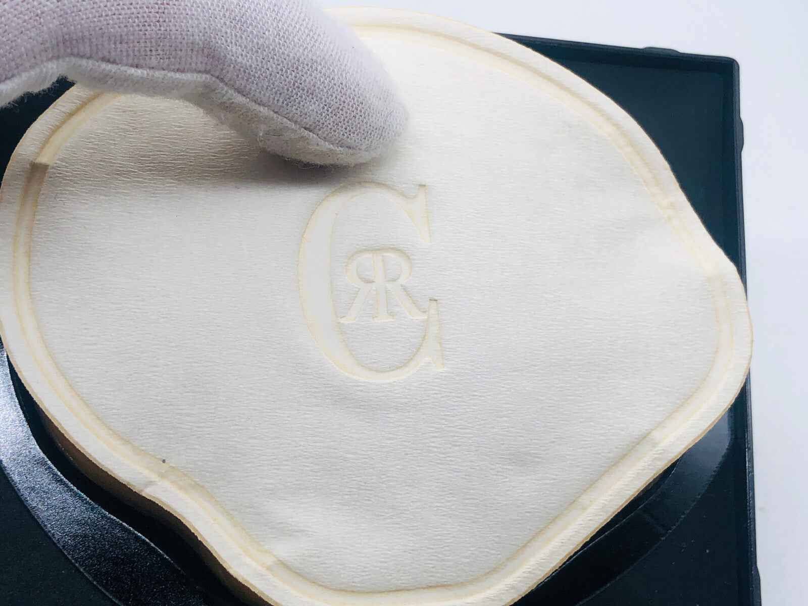Scatola Nino Cerruti Uomo Vintage con logo elegante su superficie morbida