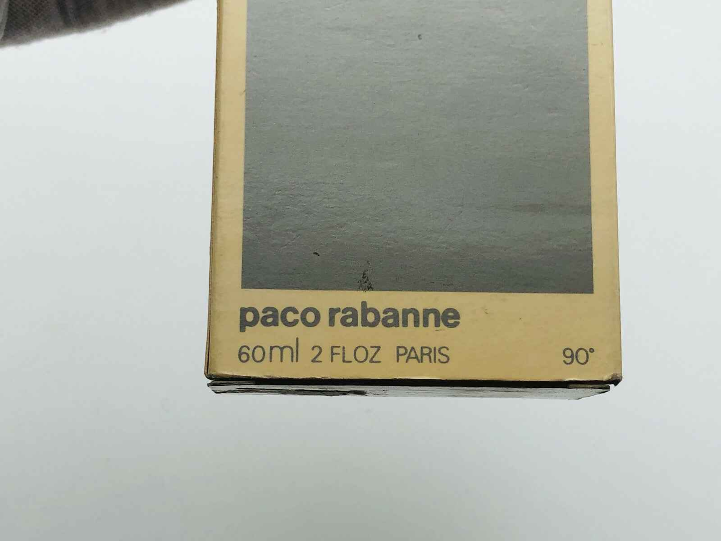 Confezione di Eau De Calandre Paco Rabanne da 60ml, elegante e minimalista, perfetta per ogni occasione.