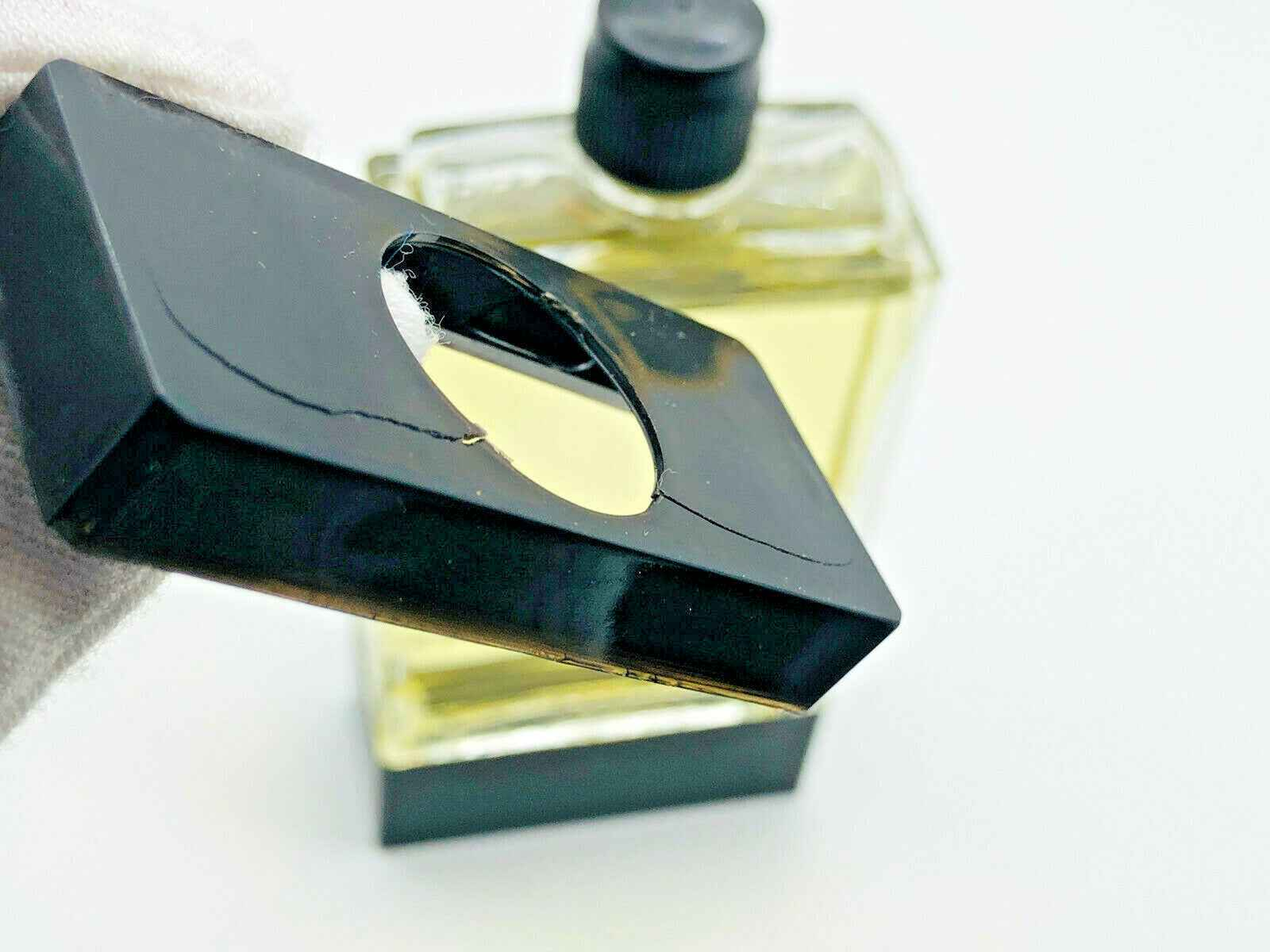 Eau De Calandre Paco Rabanne con tappo nero e bottiglia trasparente per un profumo elegante