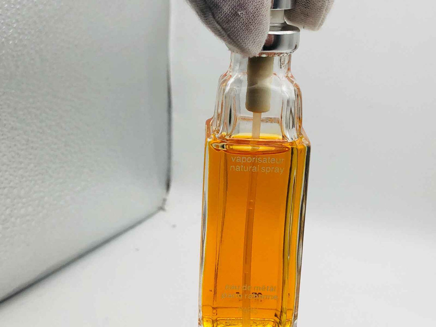 Flacone di Paco Rabanne Eau De Metal con profumo dorato per un'odore elegante e sofisticato