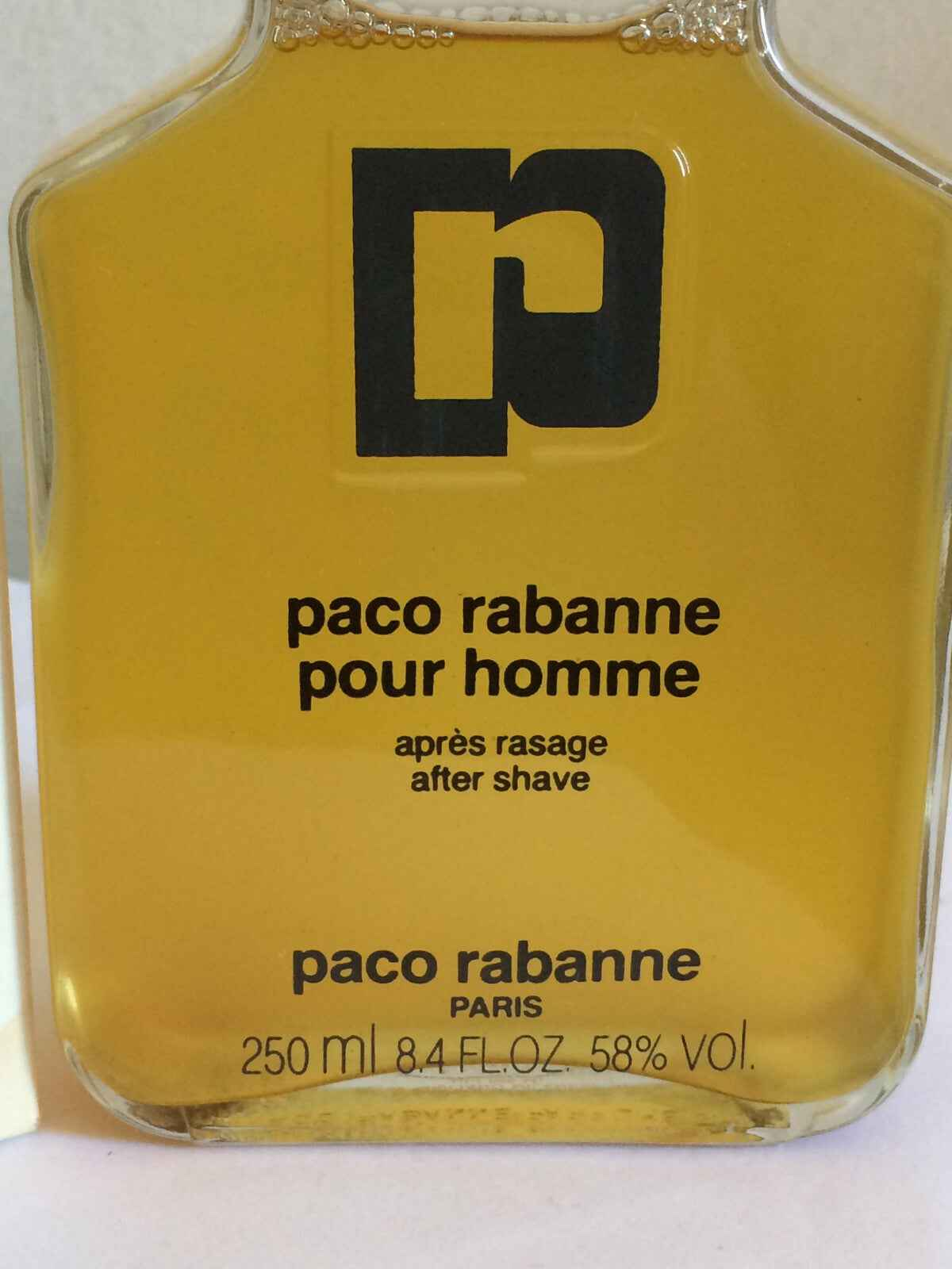 Dopobarba Paco Rabanne Pour Homme da 250 ml in flacone elegante con logo distintivo