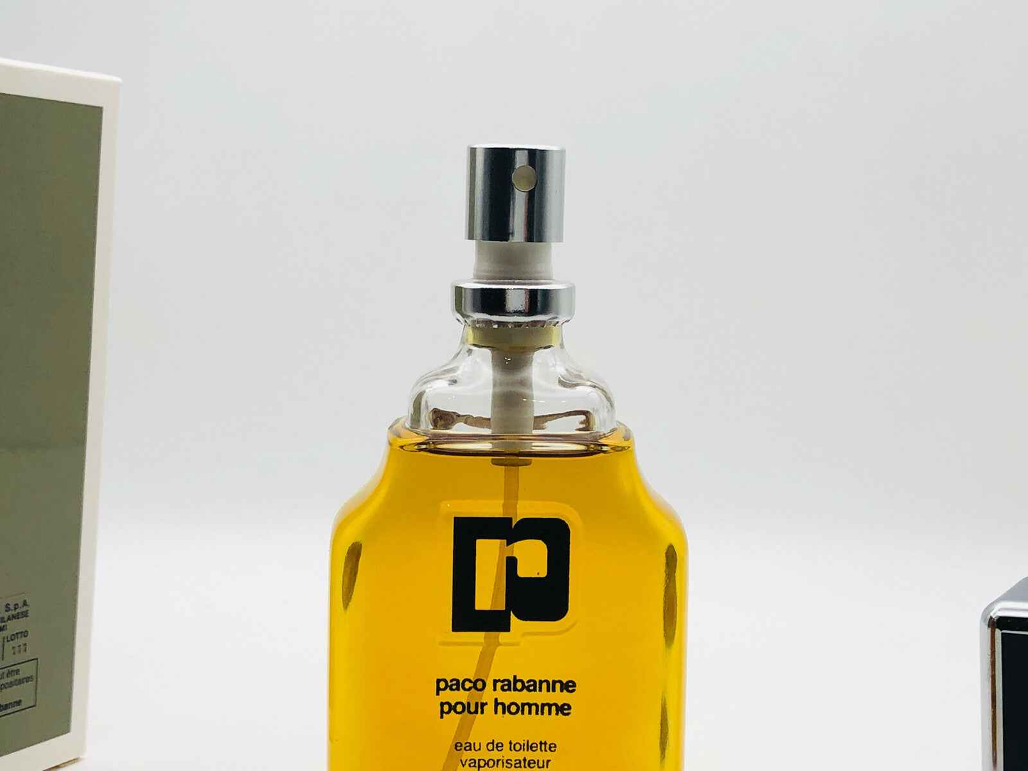 Flacone di profumo Paco Rabanne Pour Homme Vintage con spray e design classico