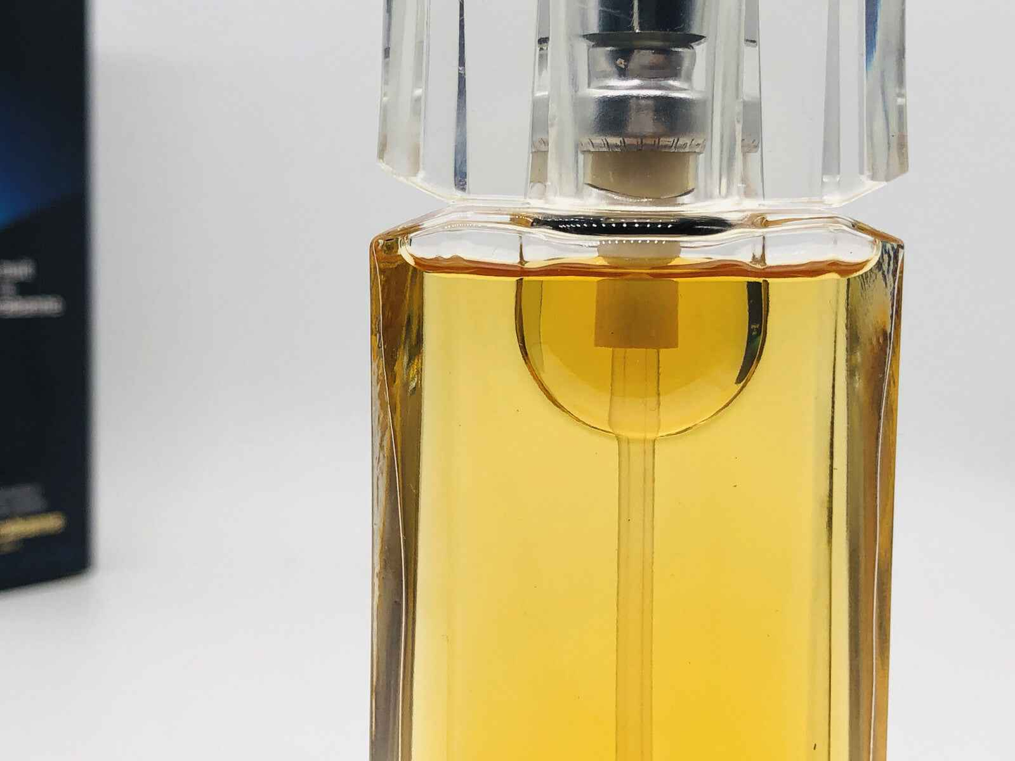 Flacone di profumo Paco Rabanne La Nuit con design elegante e colore dorato, ideal per le serate speciali.