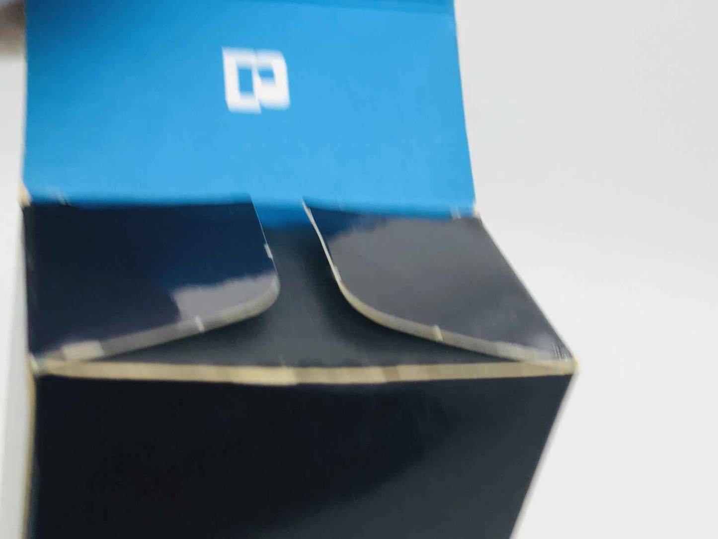 Scatola del profumo Paco Rabanne La Nuit con design elegante in blu e nero