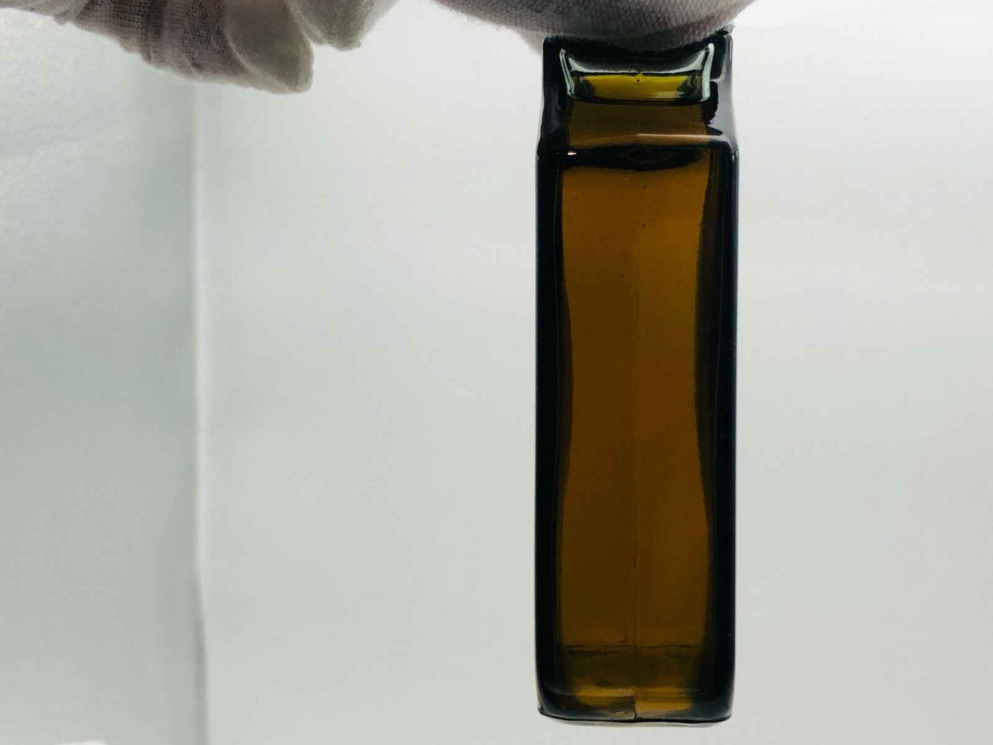 Flacone di profumo Paco Rabanne Vintage con un design elegante e tonalità ambrate