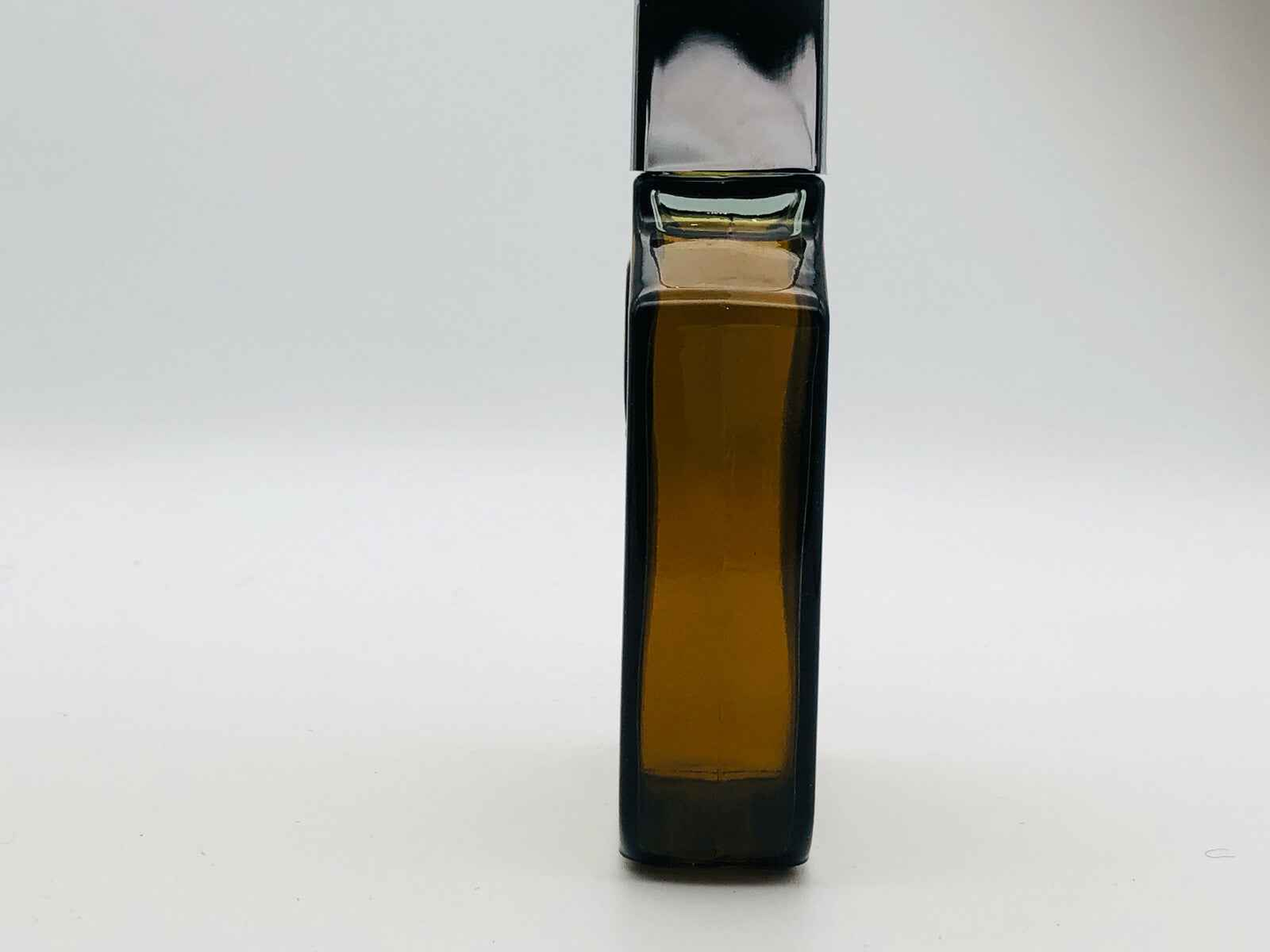Flacone di profumo Paco Rabanne Vintage in vetro scuro con liquido ambrato