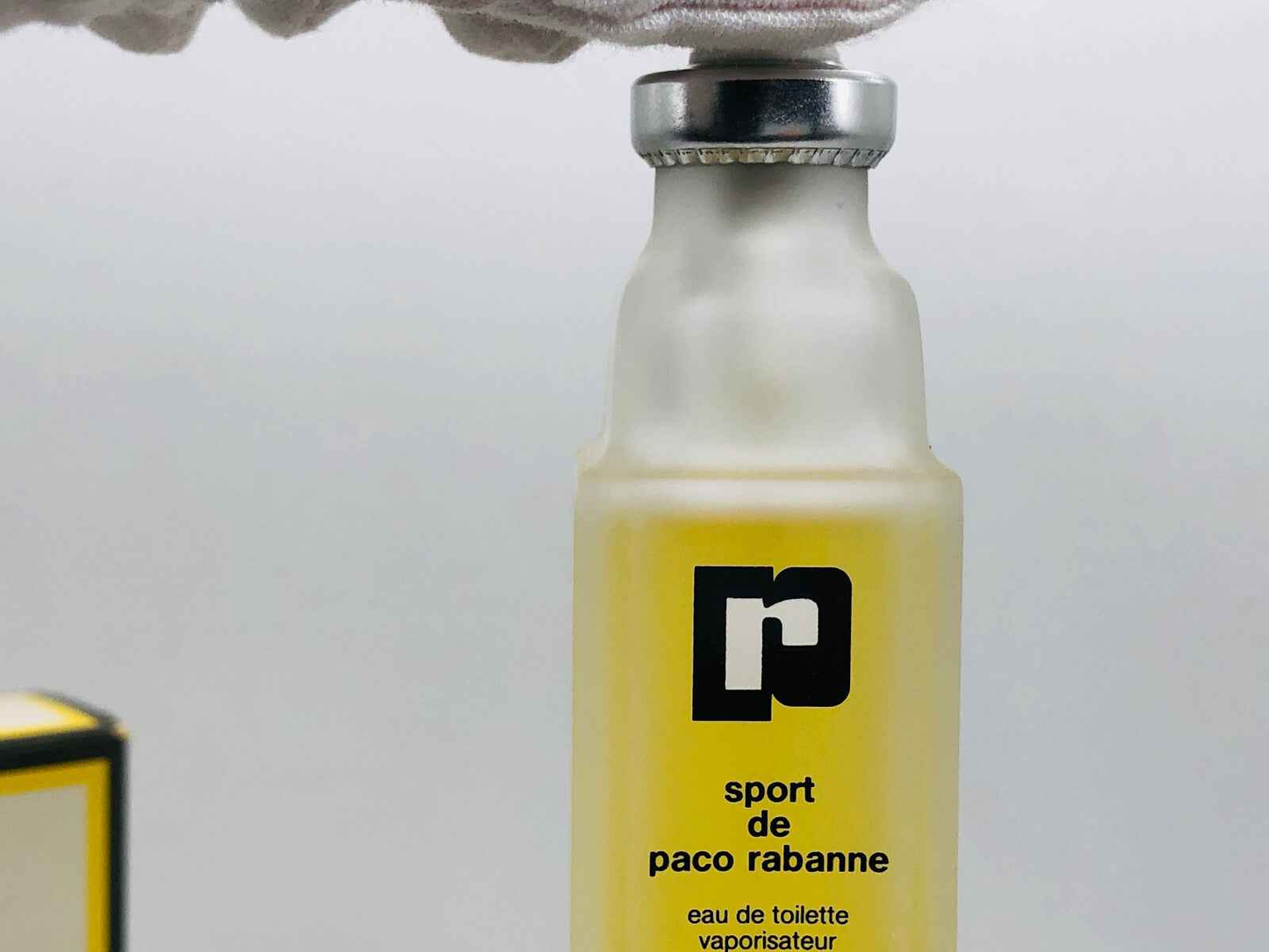 Flacone di profumo Sport De Paco Rabanne con design elegante e pratico erogatore