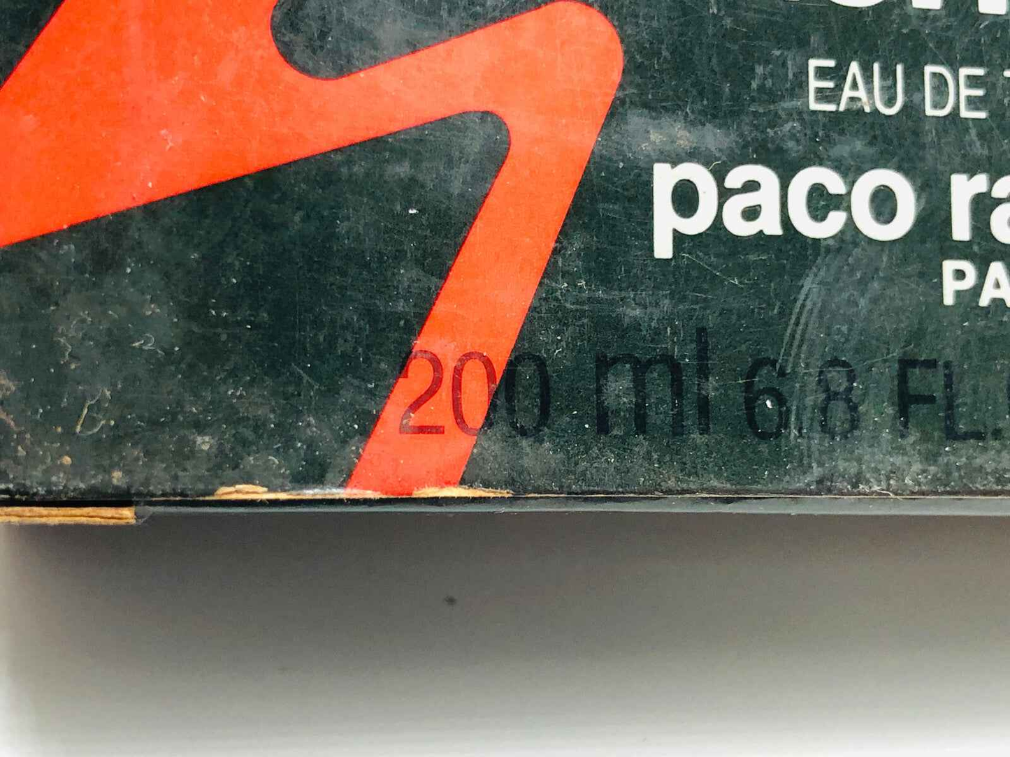Scatola di profumo Tenere Paco Rabanne da 200 ml con design distintivo e dettagli eleganti