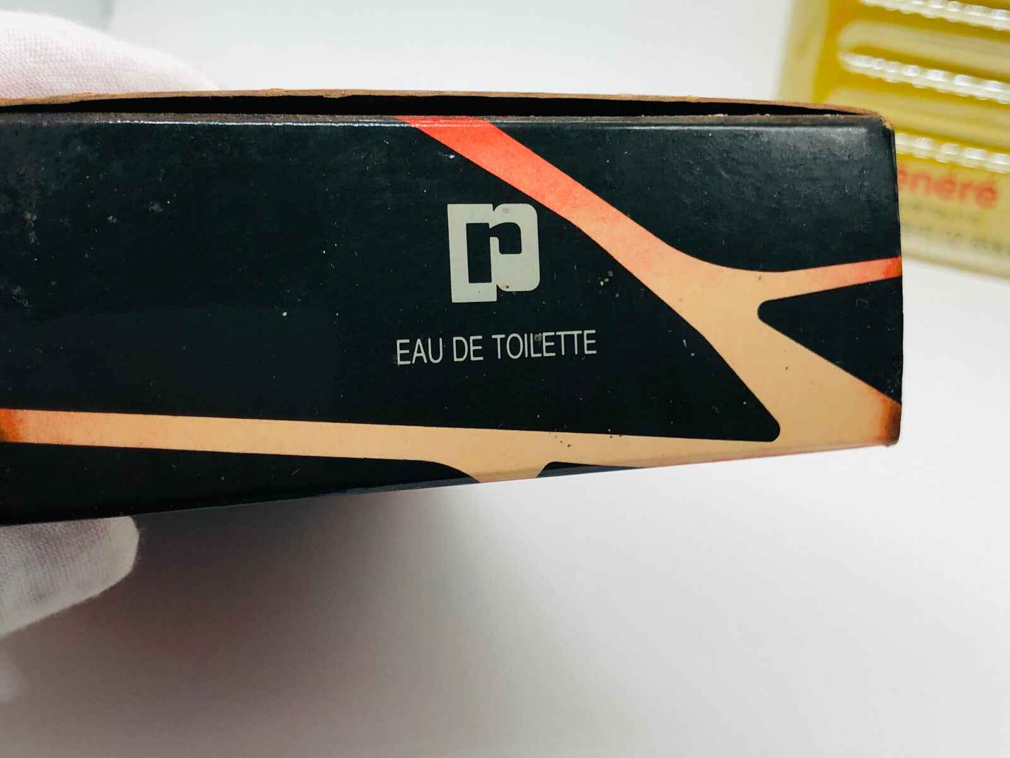 Scatola di profumo Tenere Paco Rabanne con logo e scritta Eau de Toilette