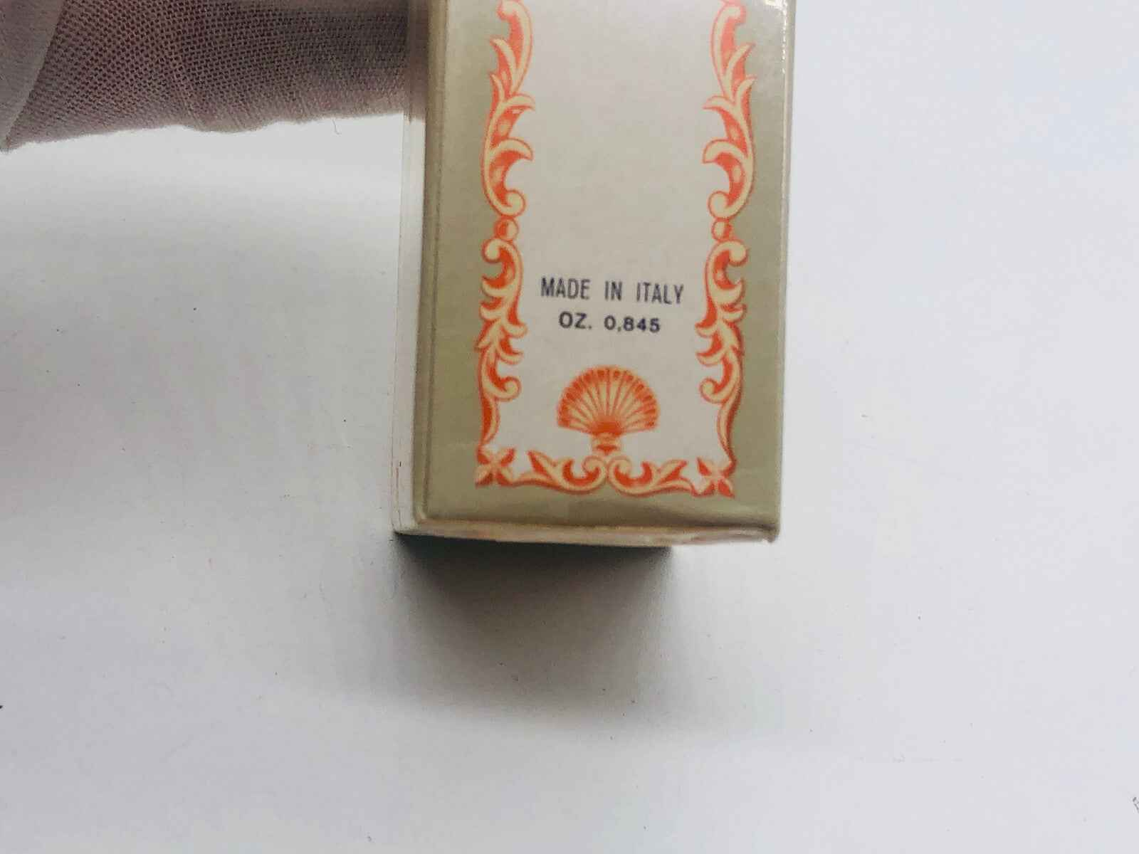 Confezione di Profumo Paglieri Paradiso Perduto con dettagli in arancione e dicitura Made in Italy