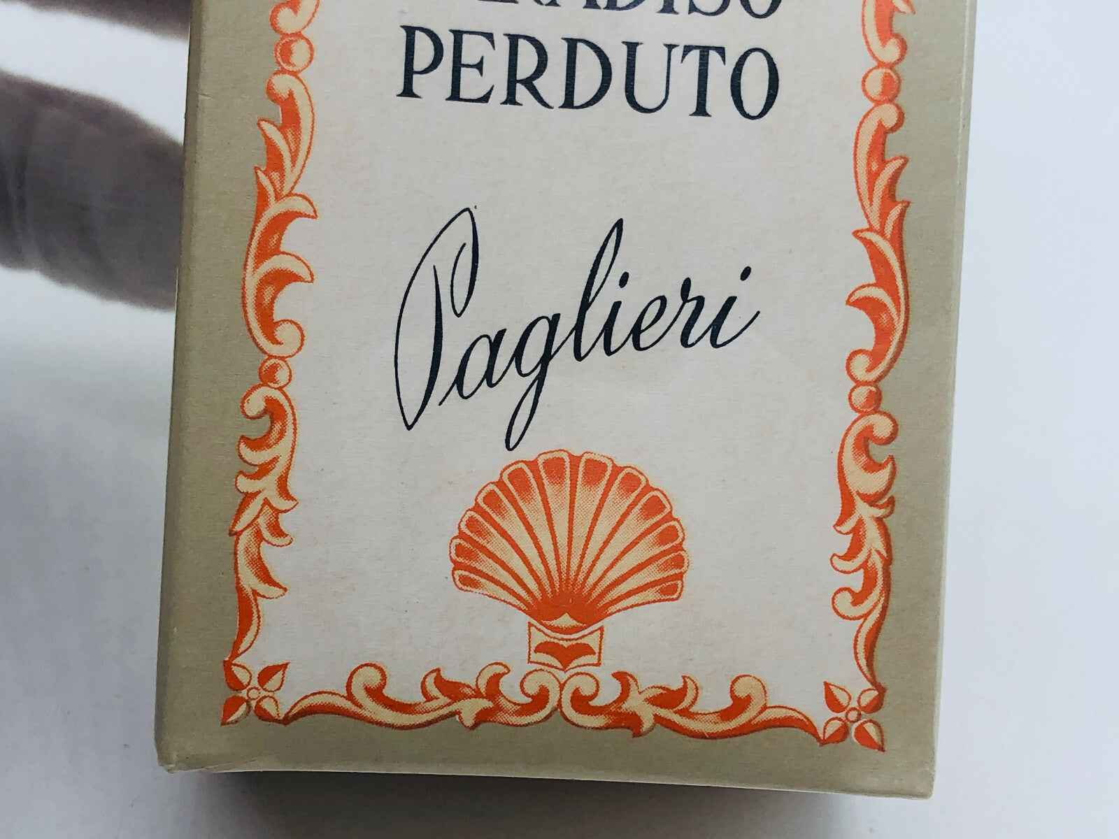 Scatola di profumo Paglieri Paradiso Perduto con design elegante e logo distintivo