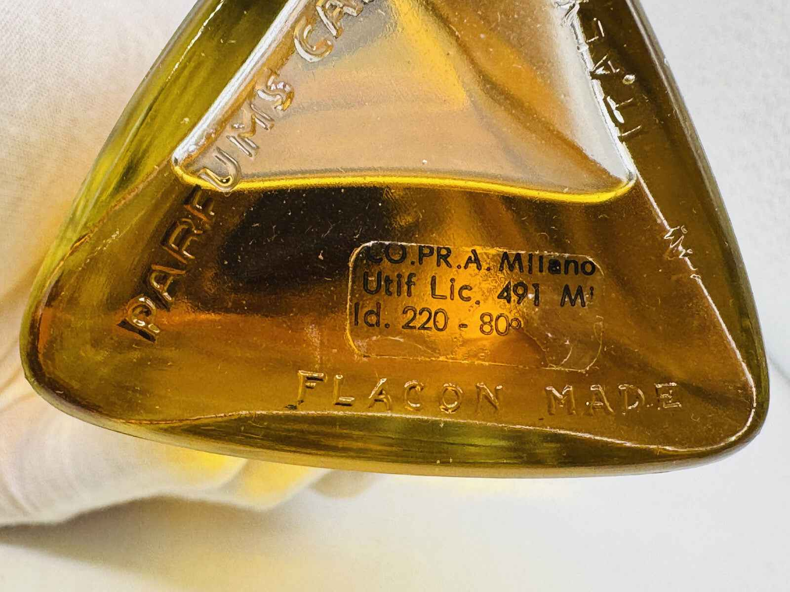 Flacone di profumo Parce Que Capucci con etichetta originale in vetro dorato e design elegante