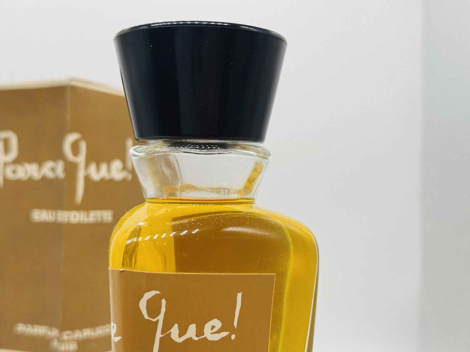 Flacone di profumo Parce Que Capucci con tappo nero e aroma elegante per ogni occasione