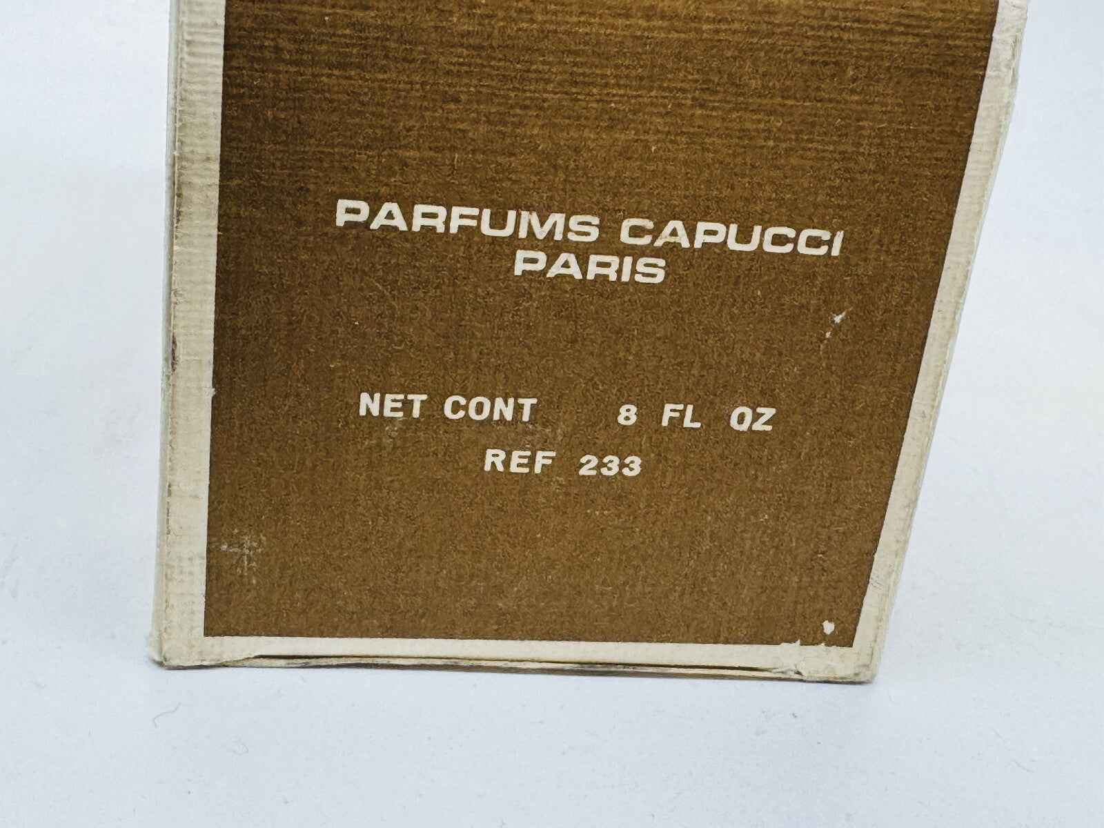 Confezione del Profumo Parce Que Capucci con etichetta Parfums Capucci Paris e contenuto di 8 fl oz