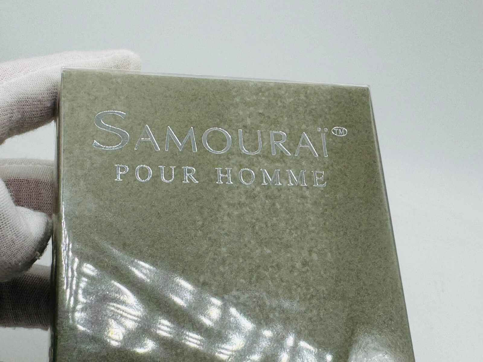 Scatola di profumo Alain Delon Samourai Pour Homme con finitura elegante e scritta in rilievo