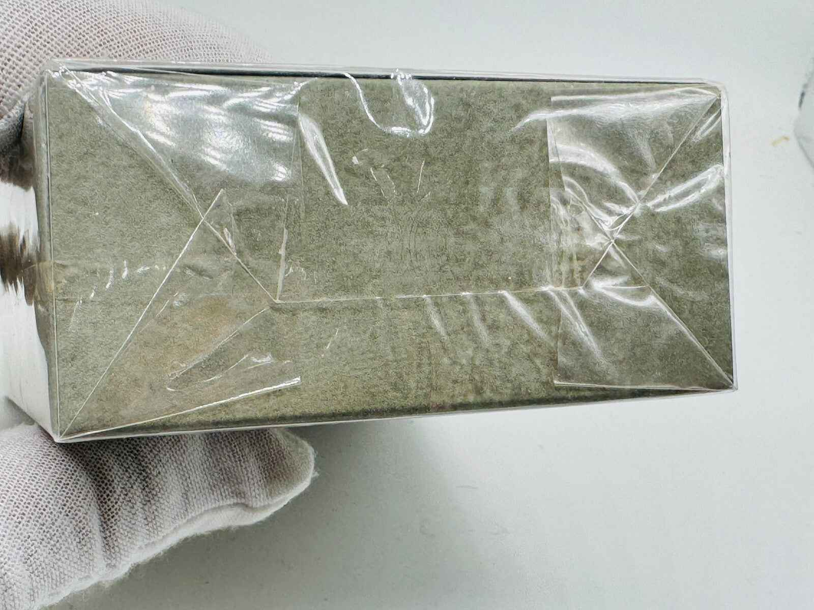 Scatola del profumo Alain Delon Samourai avvolta in plastica trasparente per una conservazione sicura