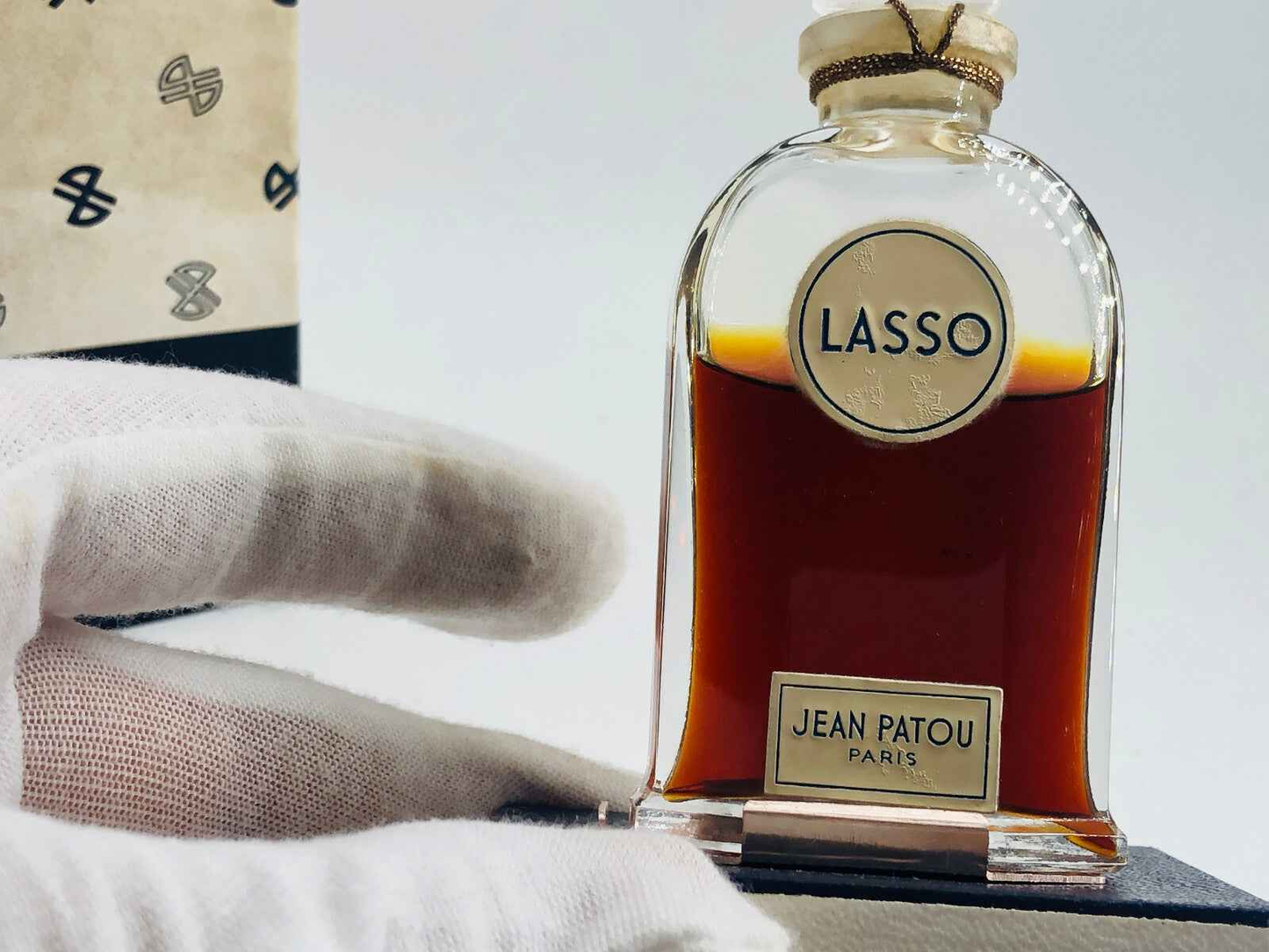 Flacone di profumo Patou Lasso Vintage con etichetta Jean Patou e design elegante in vetro