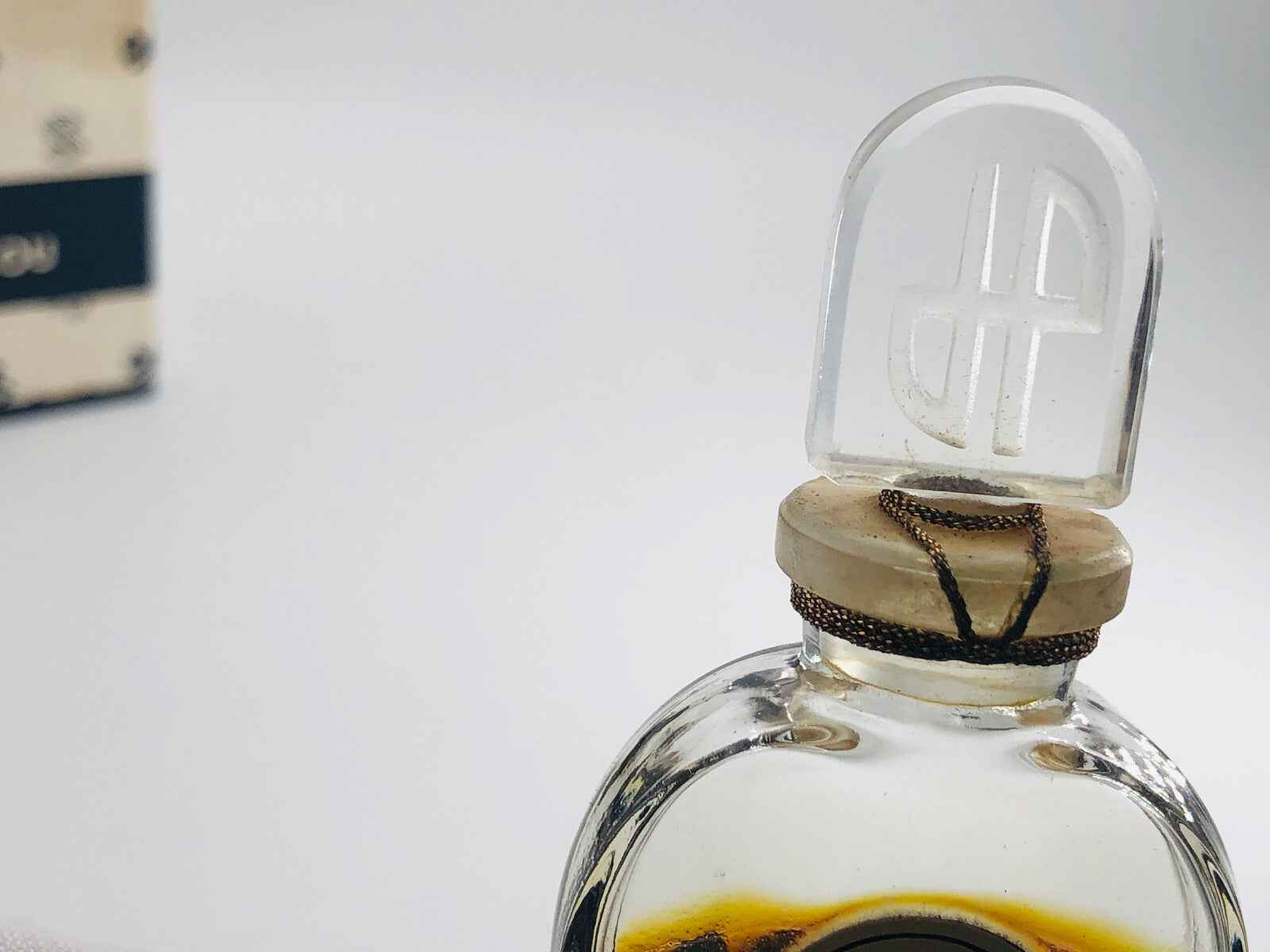 Dettaglio della boccetta di profumo Patou Lasso Vintage con tappo in vetro elegante