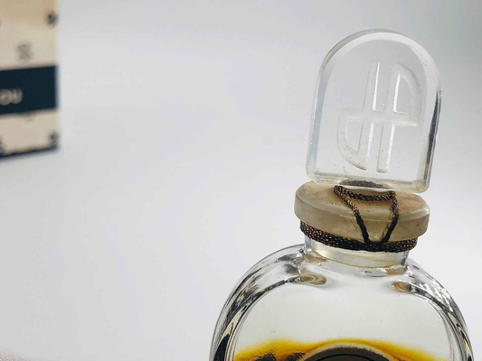 Dettaglio della boccetta di profumo Patou Lasso Vintage con tappo in vetro elegante