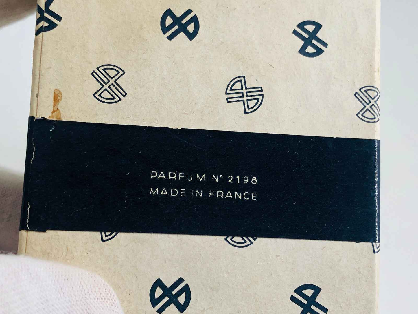 Scatola del profumo Patou Lasso Vintage con design elegante e dettagli in nero