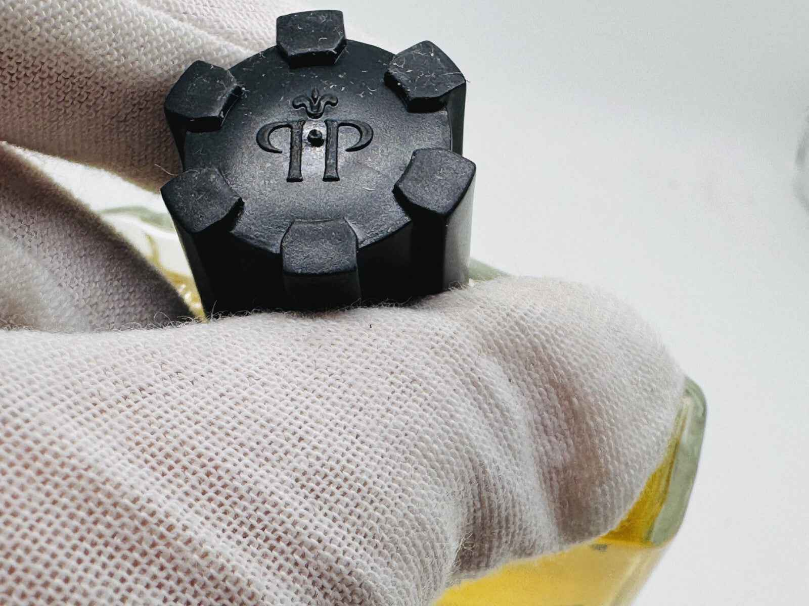 Dettaglio del tappo del profumo Patrichs Pour Homme Vintage con logo Louis Philippe in evidenza