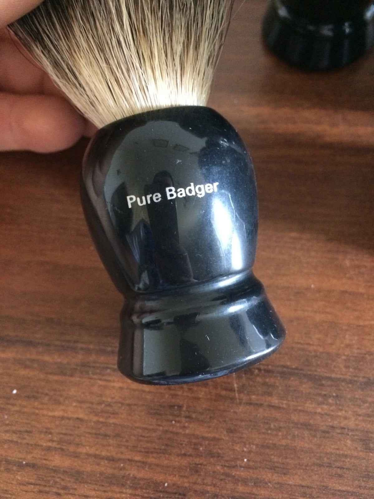 Pennello Tasso Pure Badge con manico nero elegante per una rasatura confortevole