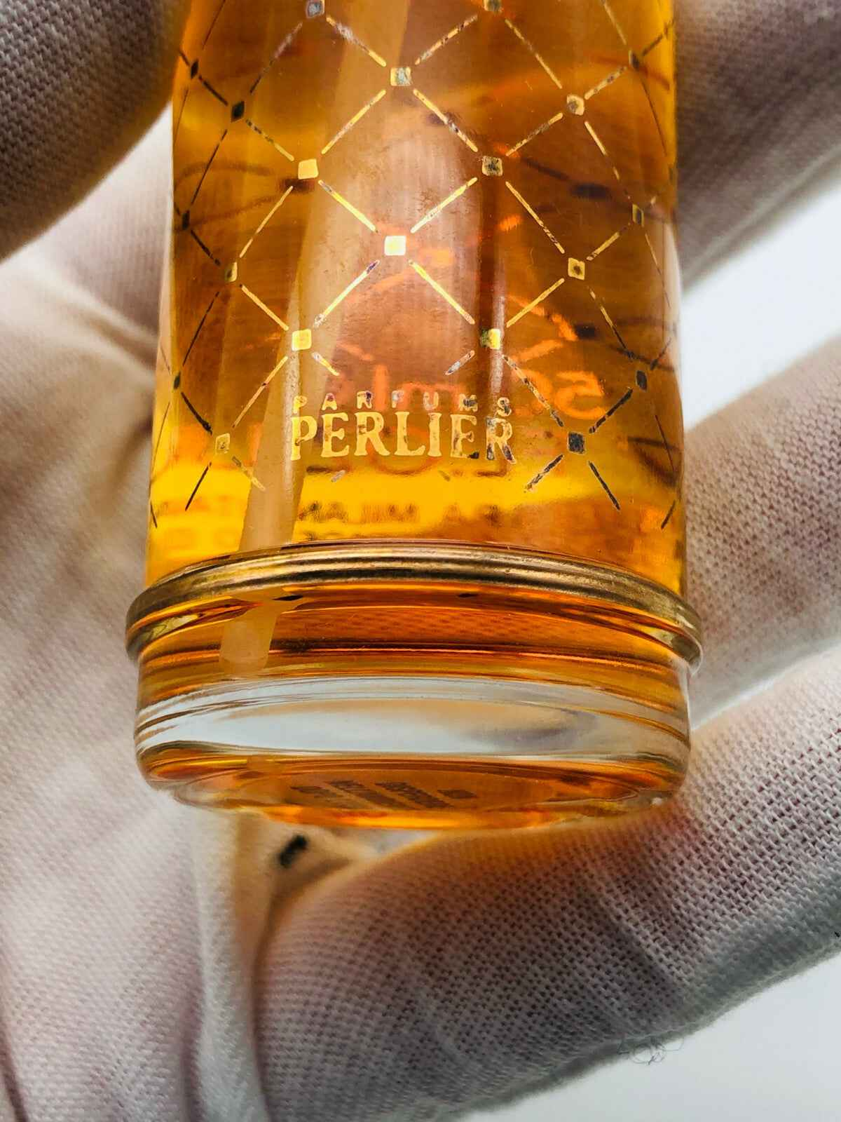 Flacone di profumo Perlier Pour Elise con design elegante e tonalità arancione brillante