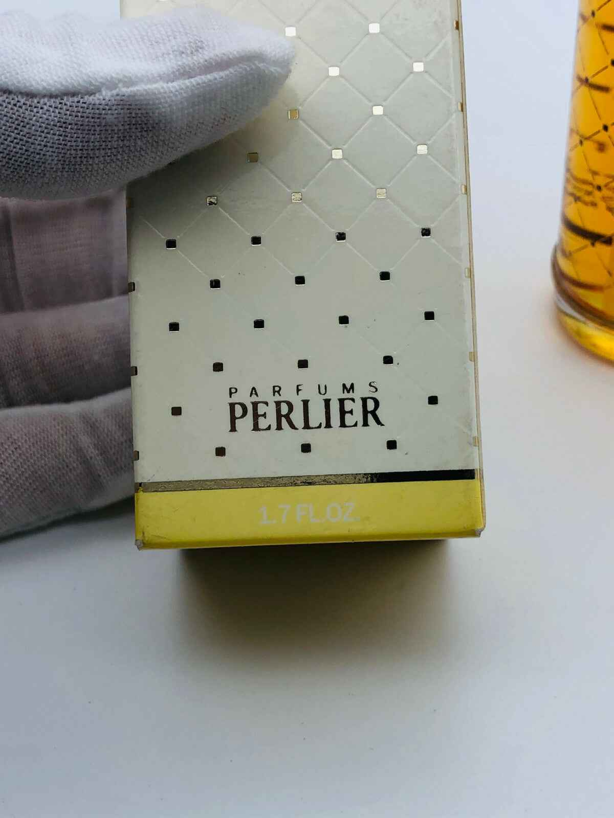 Scatola del profumo Perlier Pour Elise con design elegante e dettagli dorati