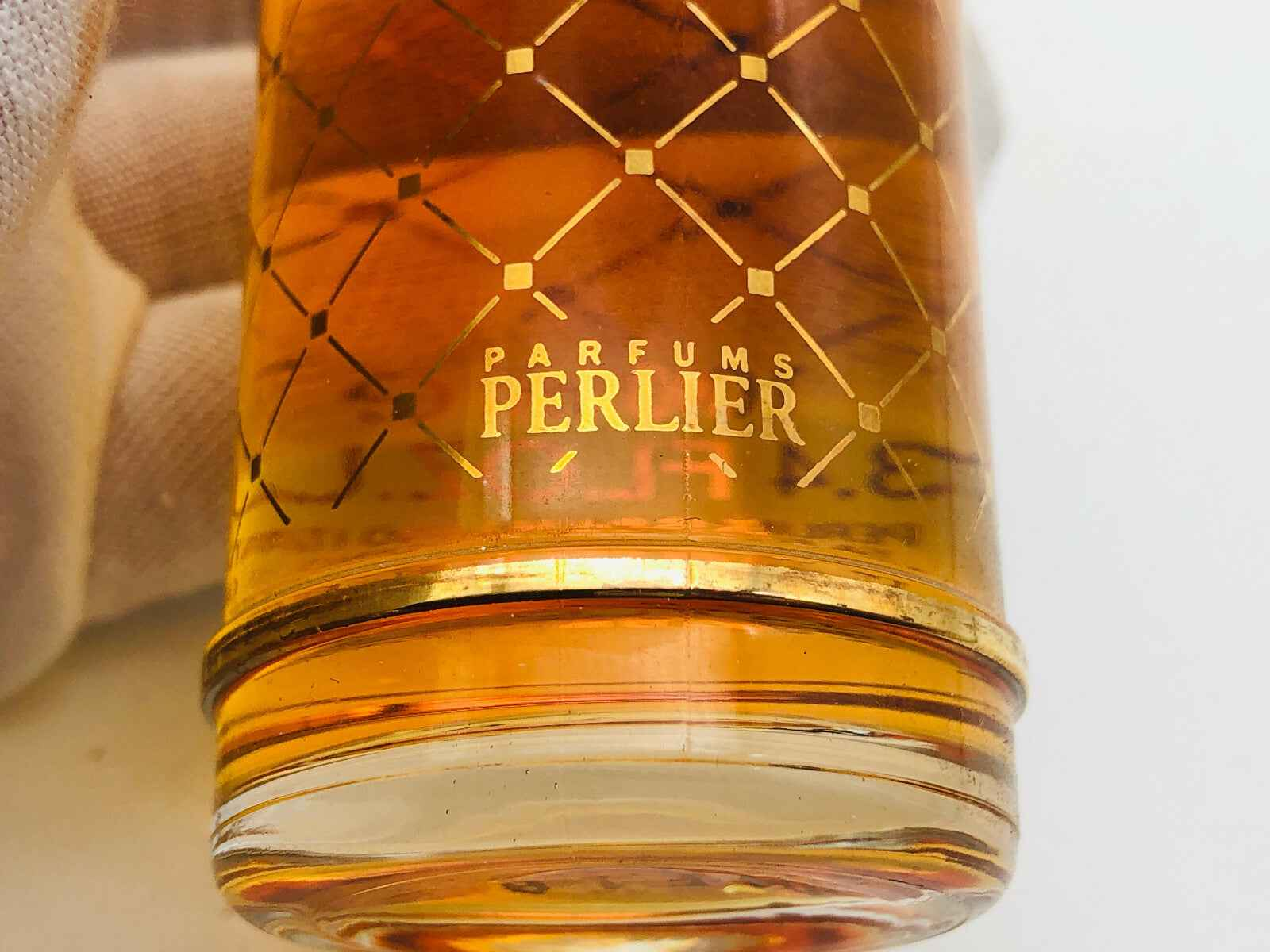 Bottiglia di profumo Pour Elise Perlier con design elegante e tonalità dorate