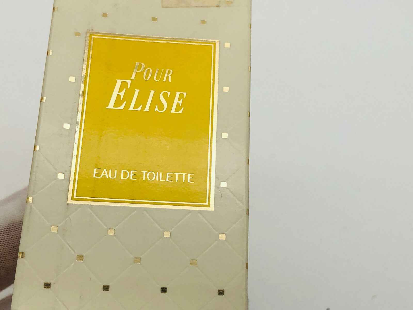 Scatola del profumo Pour Elise Perlier con dettagli eleganti e design raffinato