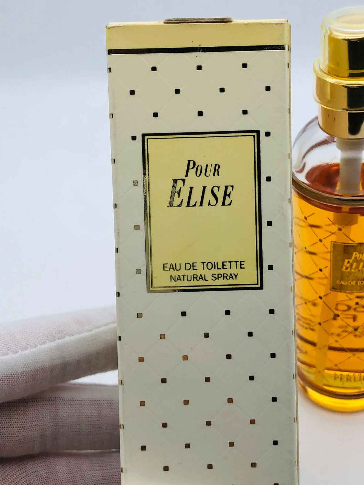 Confezione del profumo Perlier Pour Elise Eau de Toilette in spray naturale con design elegante