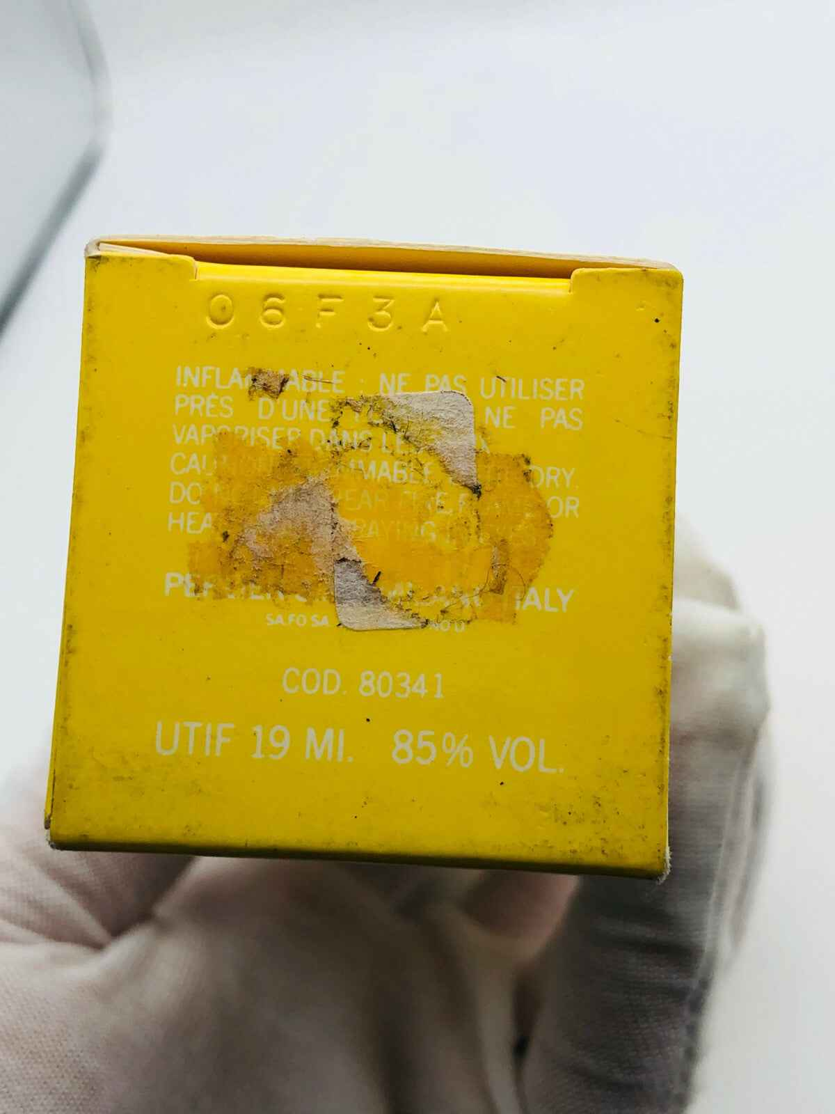 Scatola del profumo Perlier Pour Elise con etichetta gialla e dettagli sul contenuto