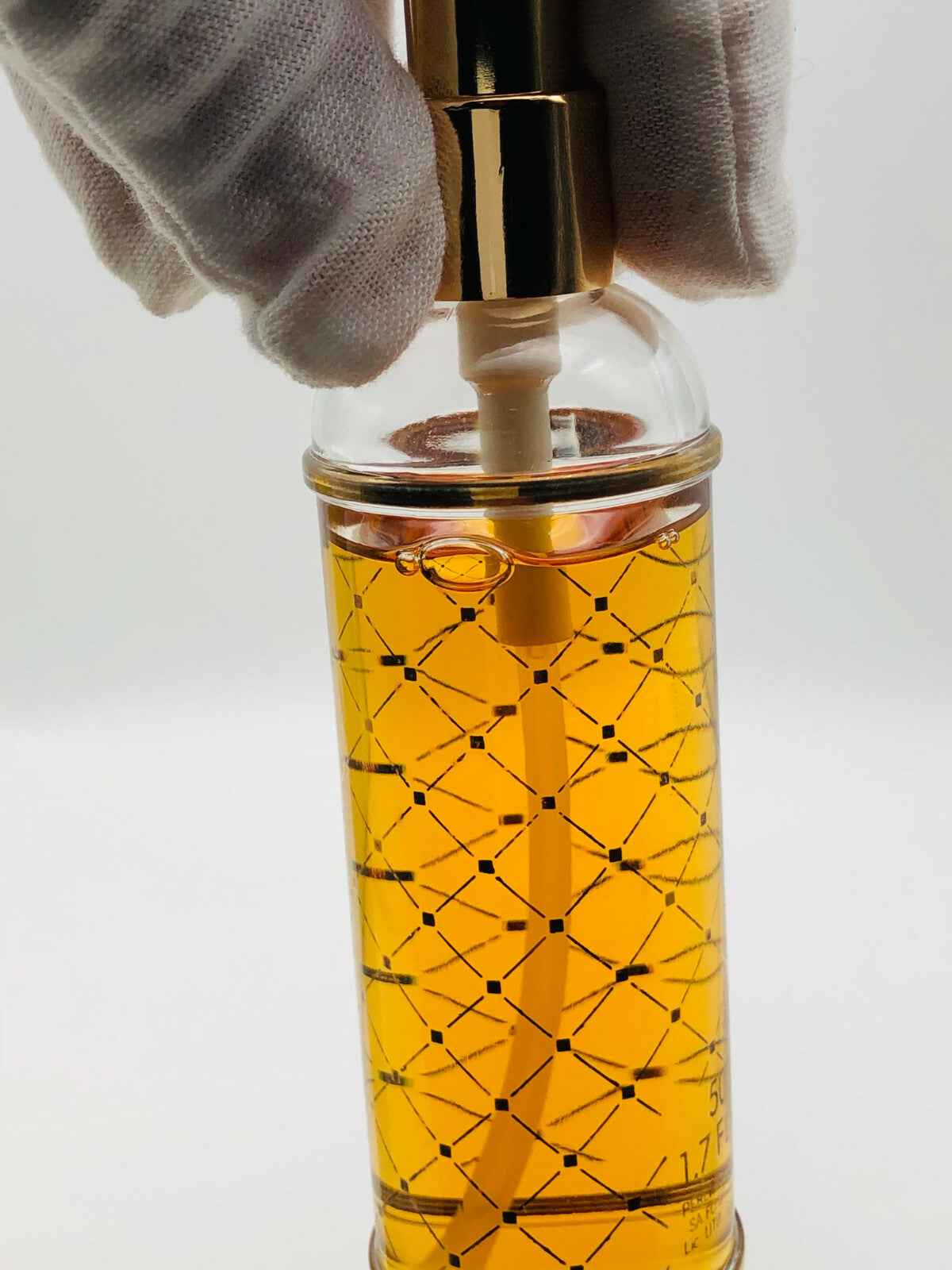 Flacone di Profumo Perlier Pour Elise con design elegante e liquido dorato