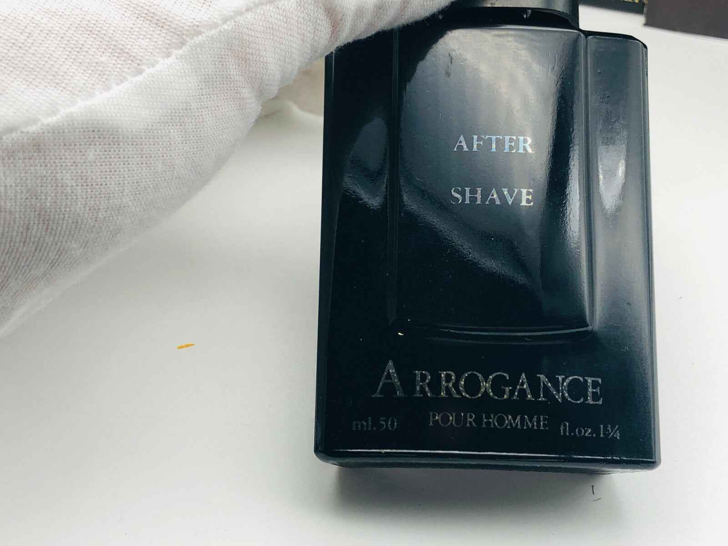 Bottiglia nera di dopobarba Arrogance Pour Homme da 50 ml con design elegante