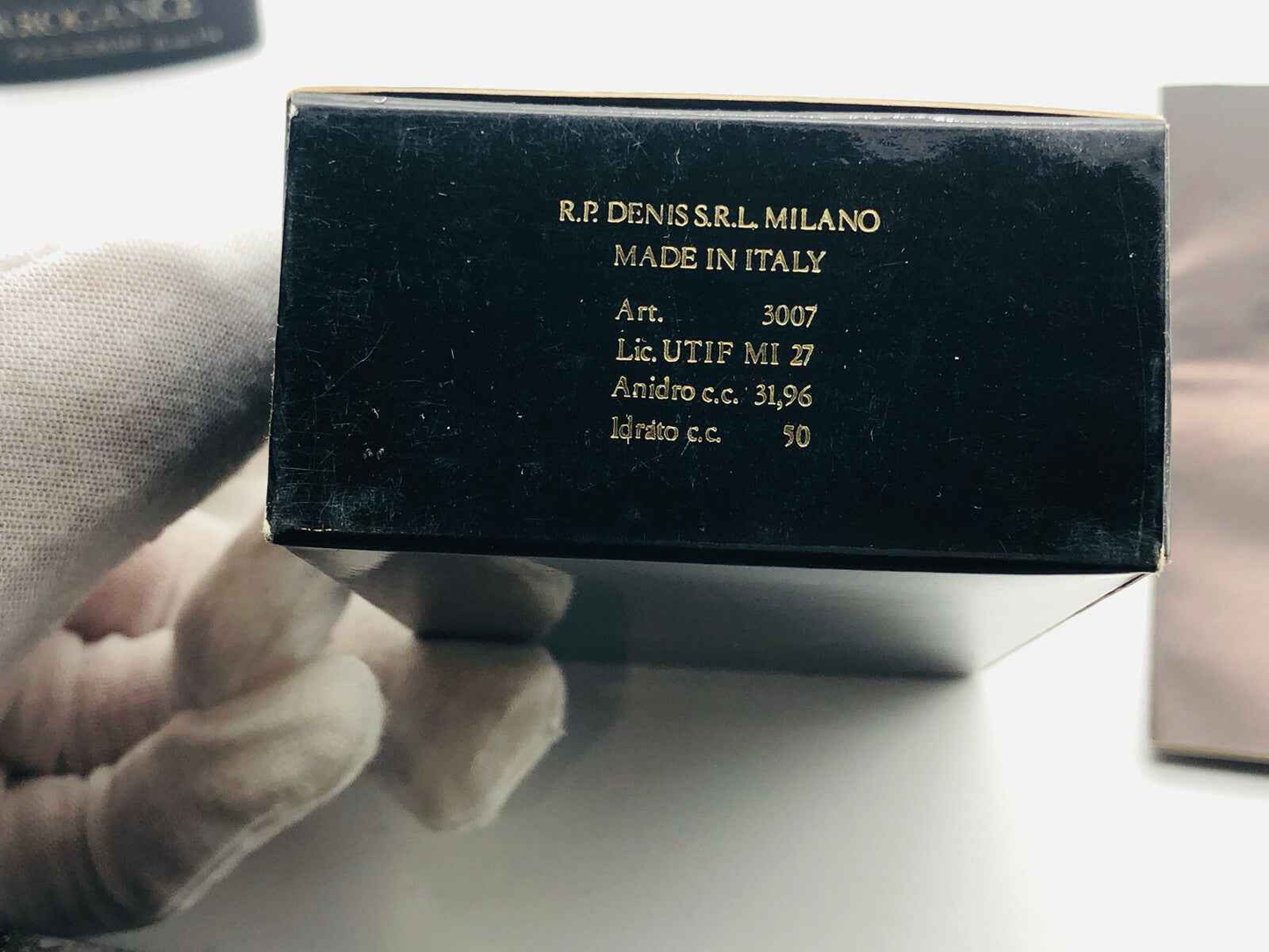 Scatola nero lucido di Arrogance Pour Homme made in Italy con dettagli dorati e informazioni sul prodotto