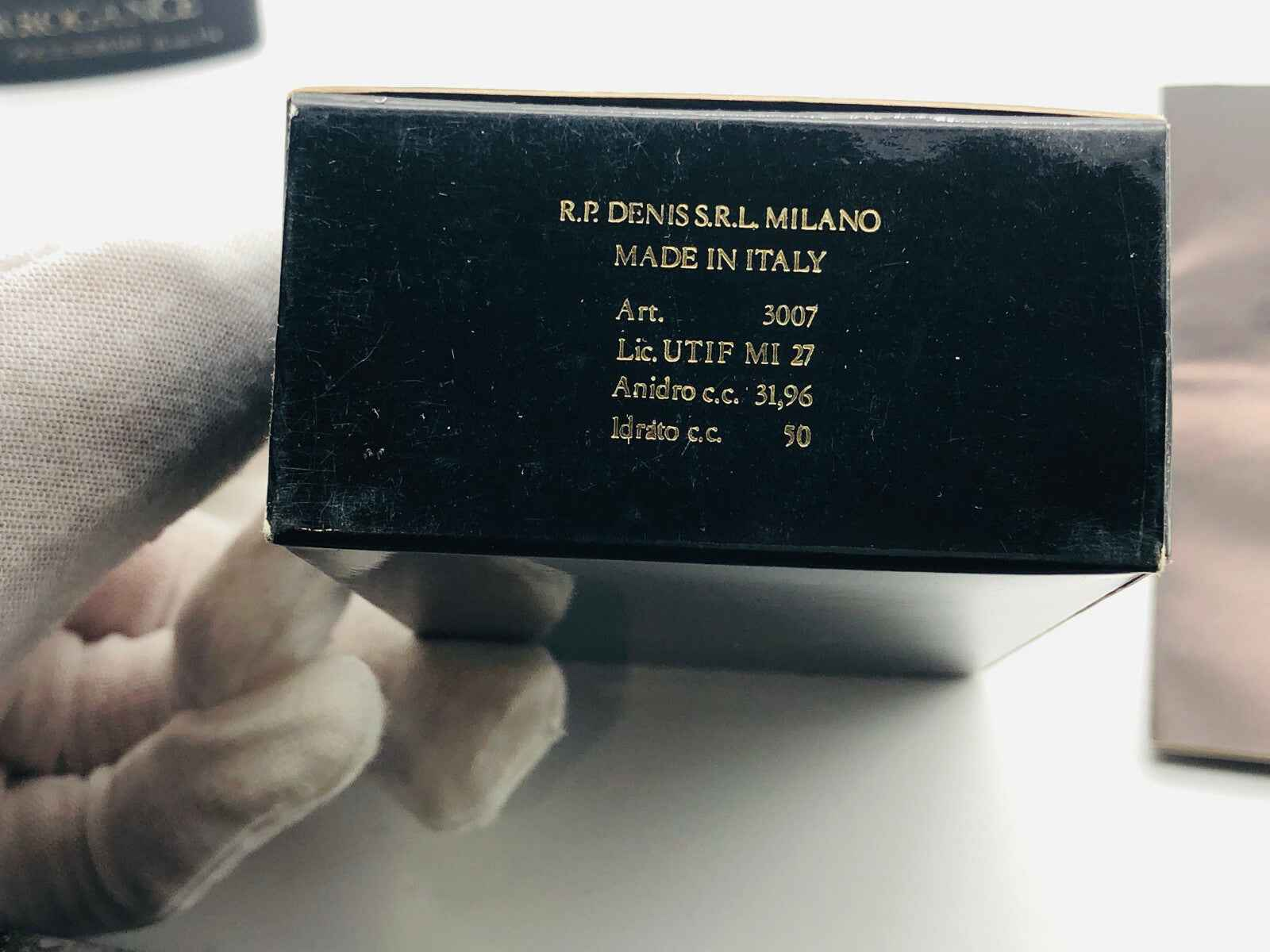 Scatola nero lucido di Arrogance Pour Homme made in Italy con dettagli dorati e informazioni sul prodotto