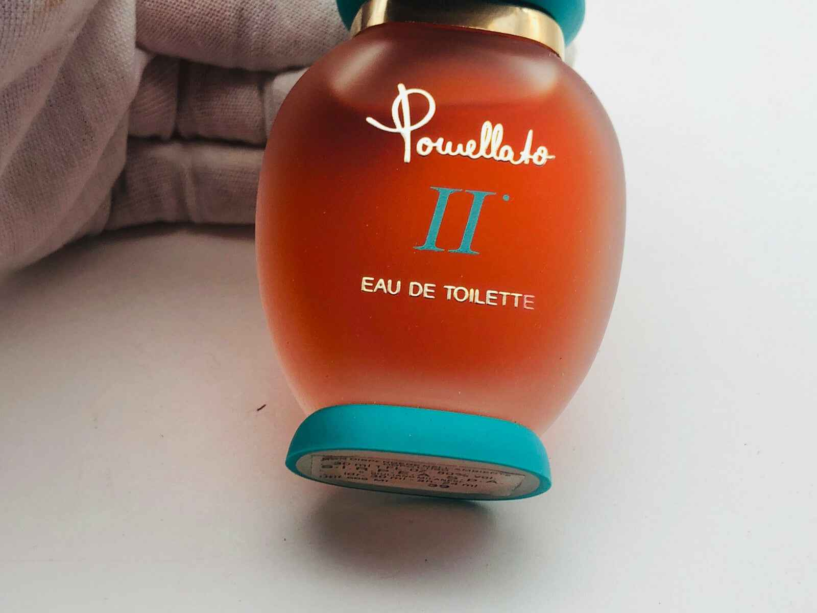 Flacone di profumo Pomellato Vintage II Eau de Toilette con design elegante e tappo blu