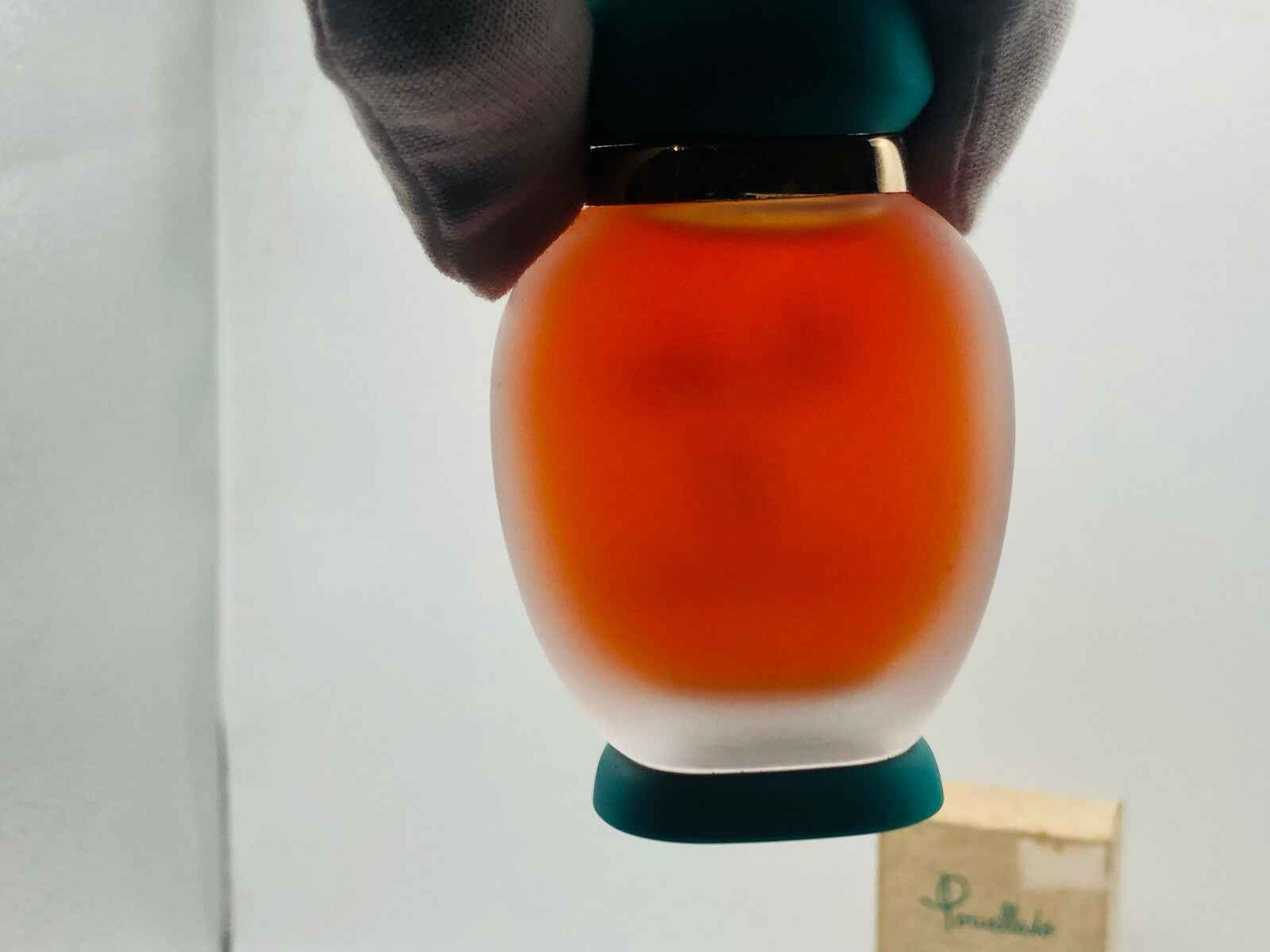 Flacone di profumo Pomellato Vintage, elegante con tonalità arancioni e base verde