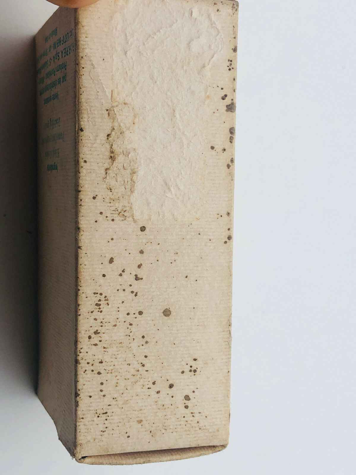 Scatola di profumo Pomellato Vintage con segni di usura e macchie evidenti sul lato