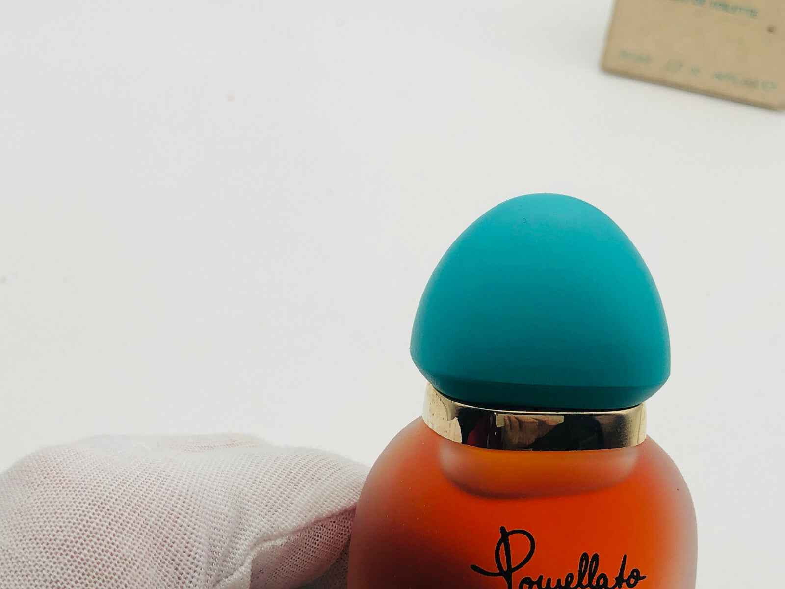 Profumo Pomellato Vintage in bottiglia con tappo blu e design elegante