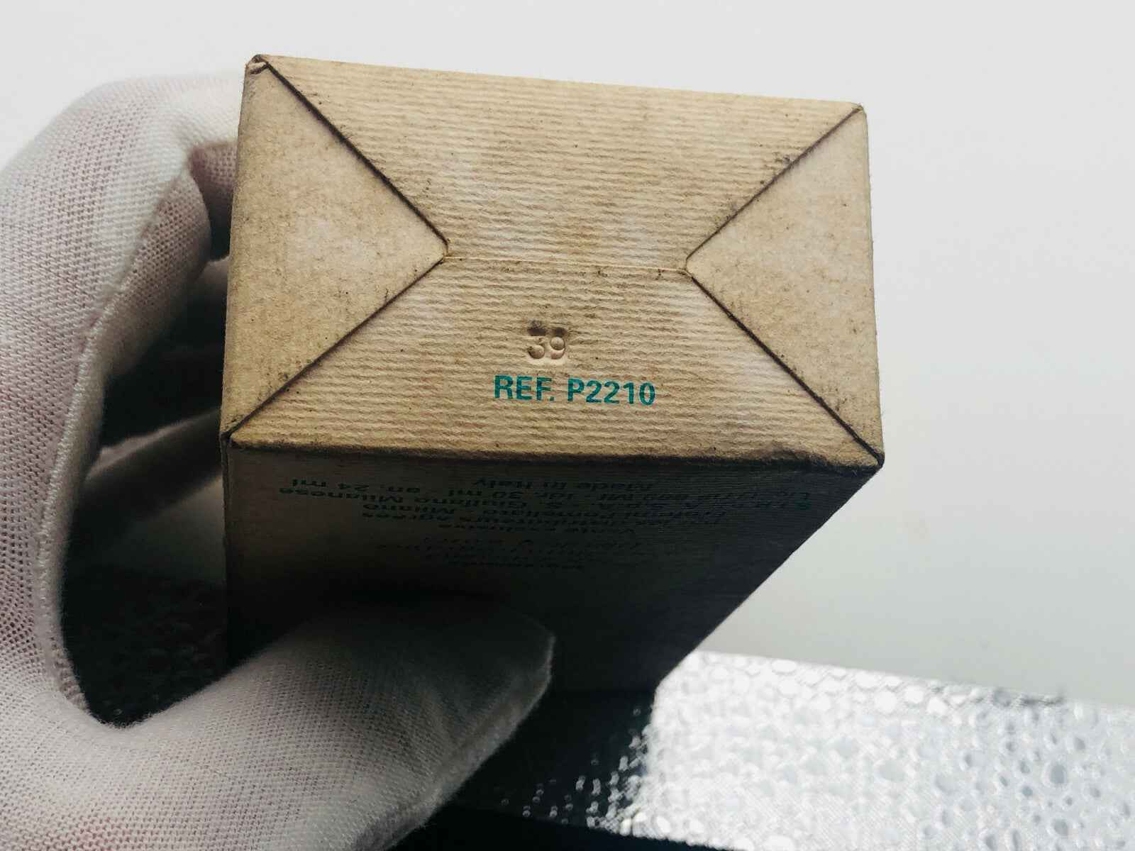 Scatola del Profumo Pomellato Vintage con dettagli della referenza P22110 visibili