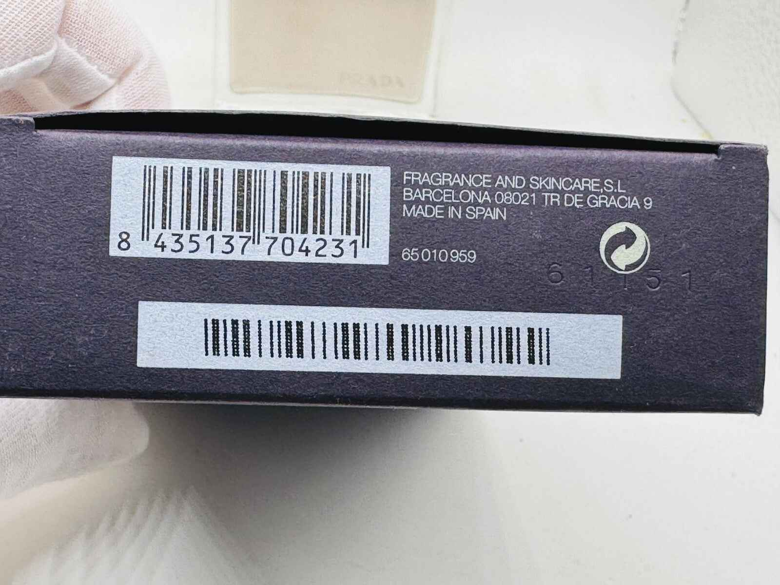 Scatola del profumo Prada Amber Pour Homme con dettagli del prodotto e codice a barre