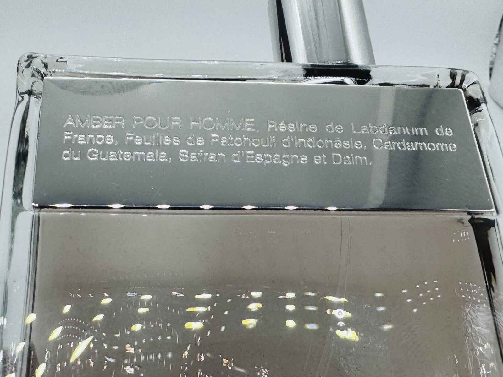 Flacone di Profumo Prada Amber Pour Homme con note di resina, patchouli e zafferano