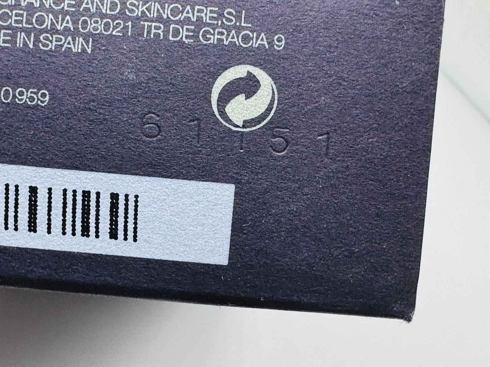 Scatola del Profumo Prada Amber Pour Homme con design elegante e codice a barre visibile