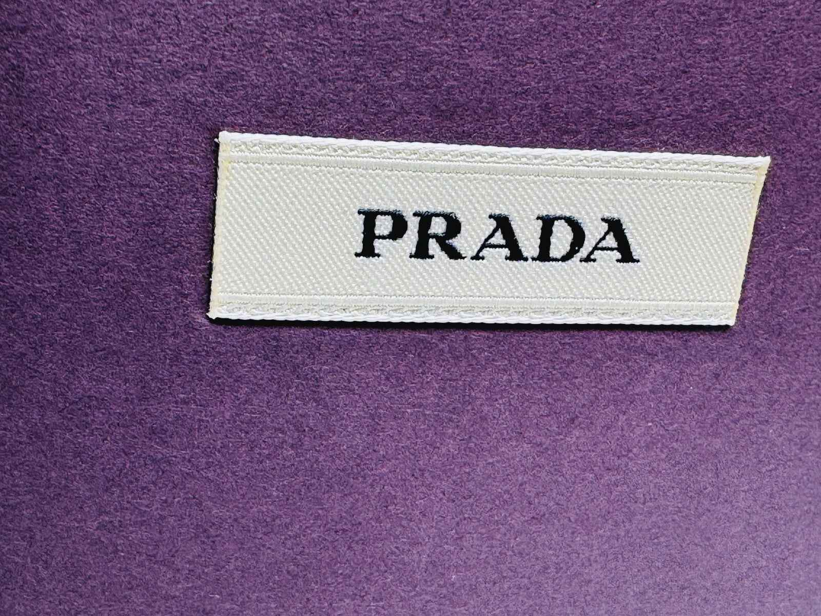 Scatola del profumo Prada Amber Pour Homme con etichetta PRADA elegante e raffinata