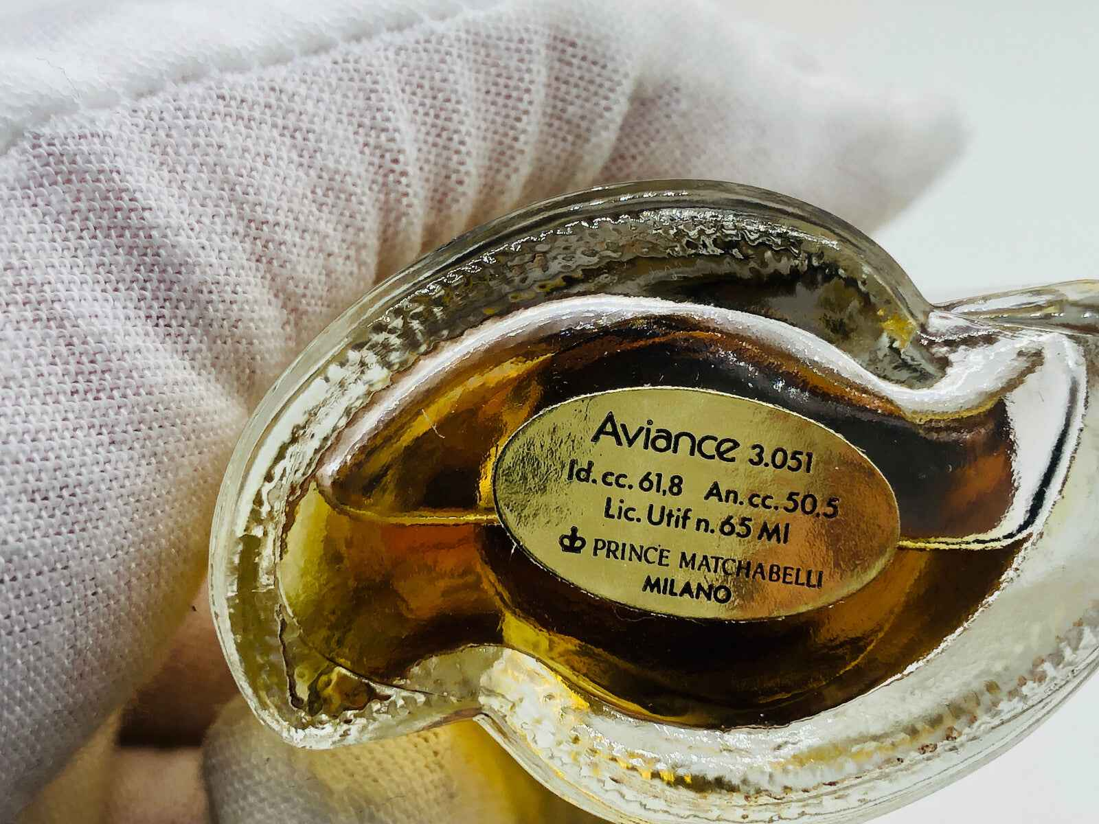 Flacone di profumo Prince Matchabelli Aviance Vintage con etichetta dettagliata e design unico