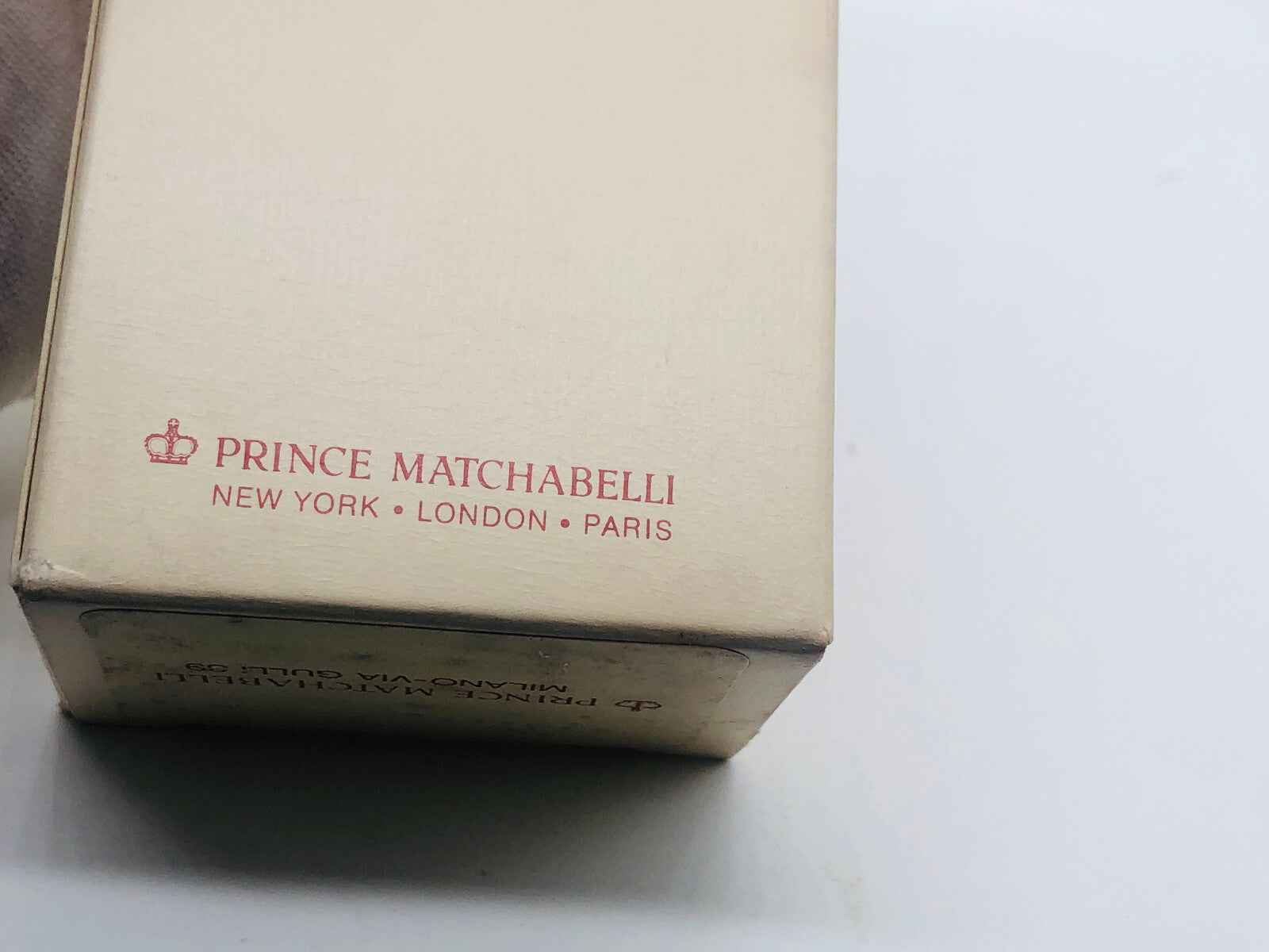 Scatola vintage di Prince Matchabelli Aviance Vintage con logo in rosso su sfondo chiaro